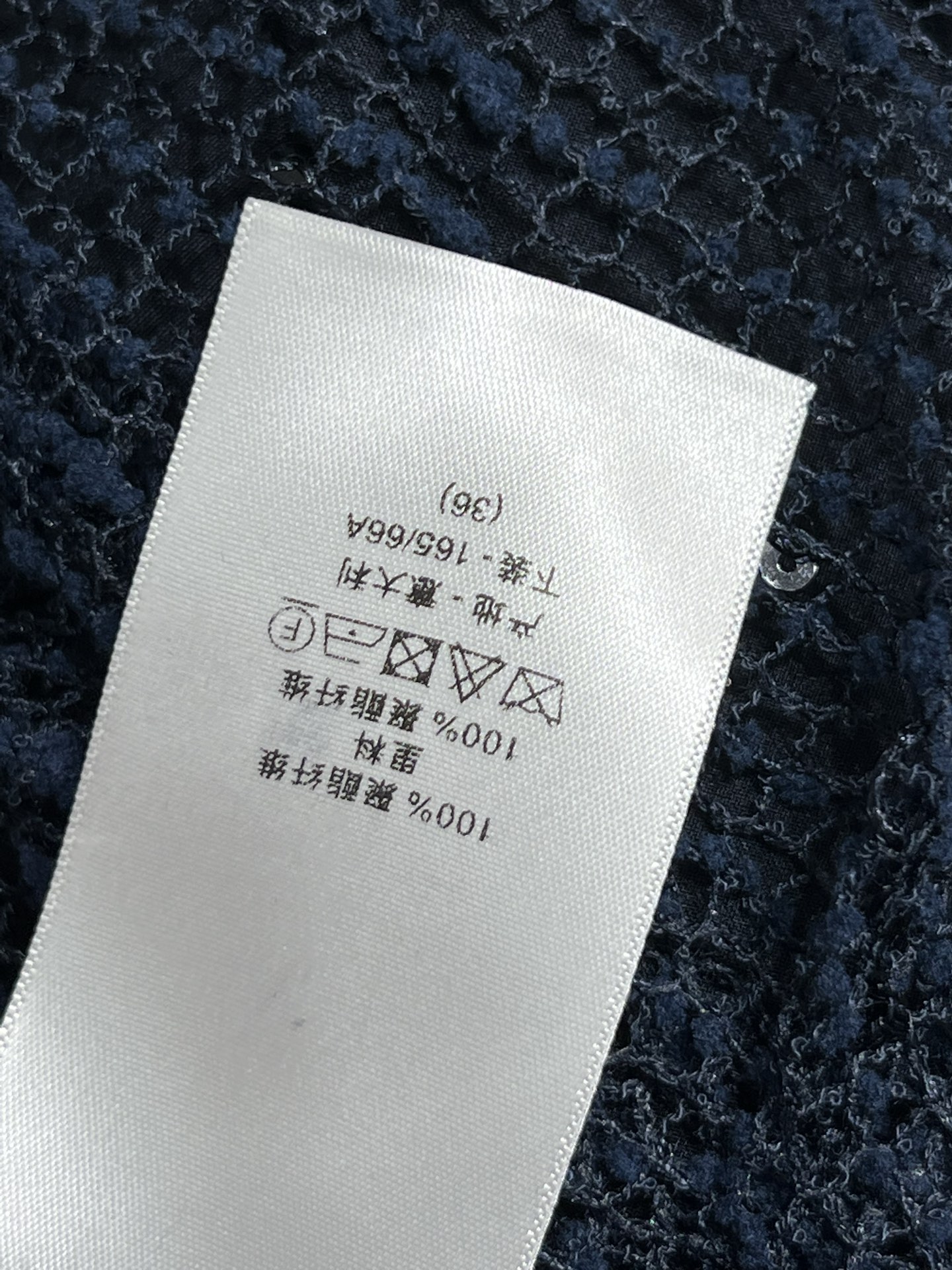 D家 25早春新款 藏蓝色网纱百褶半身裙 皮牌logo装饰 上身更为精致洋气 A字版型百褶设计增添灵动飘