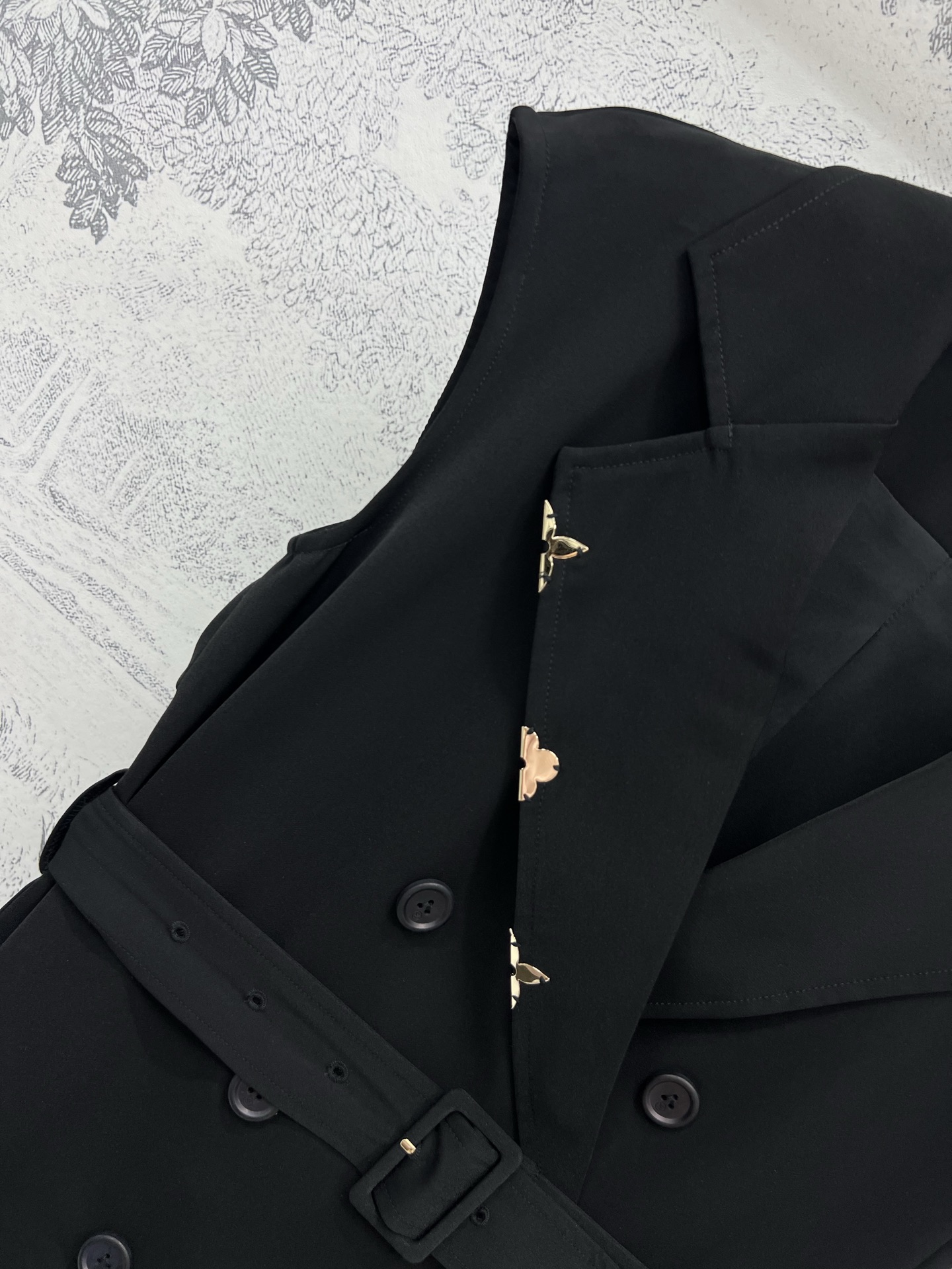 L家 25早春新款 翻领风衣马甲连衣裙 无袖马甲设计 更具可能性 可打造多种风格 现代风优雅完美融合 双