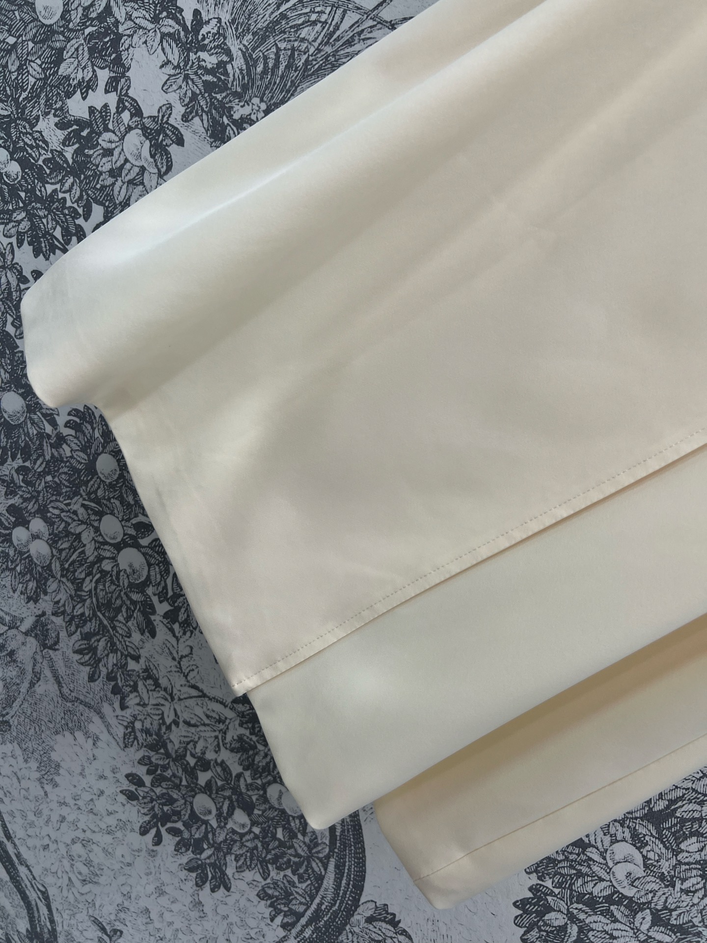 L家 25早春新款 翻领风衣马甲连衣裙 无袖马甲设计 更具可能性 可打造多种风格 现代风优雅完美融合 双
