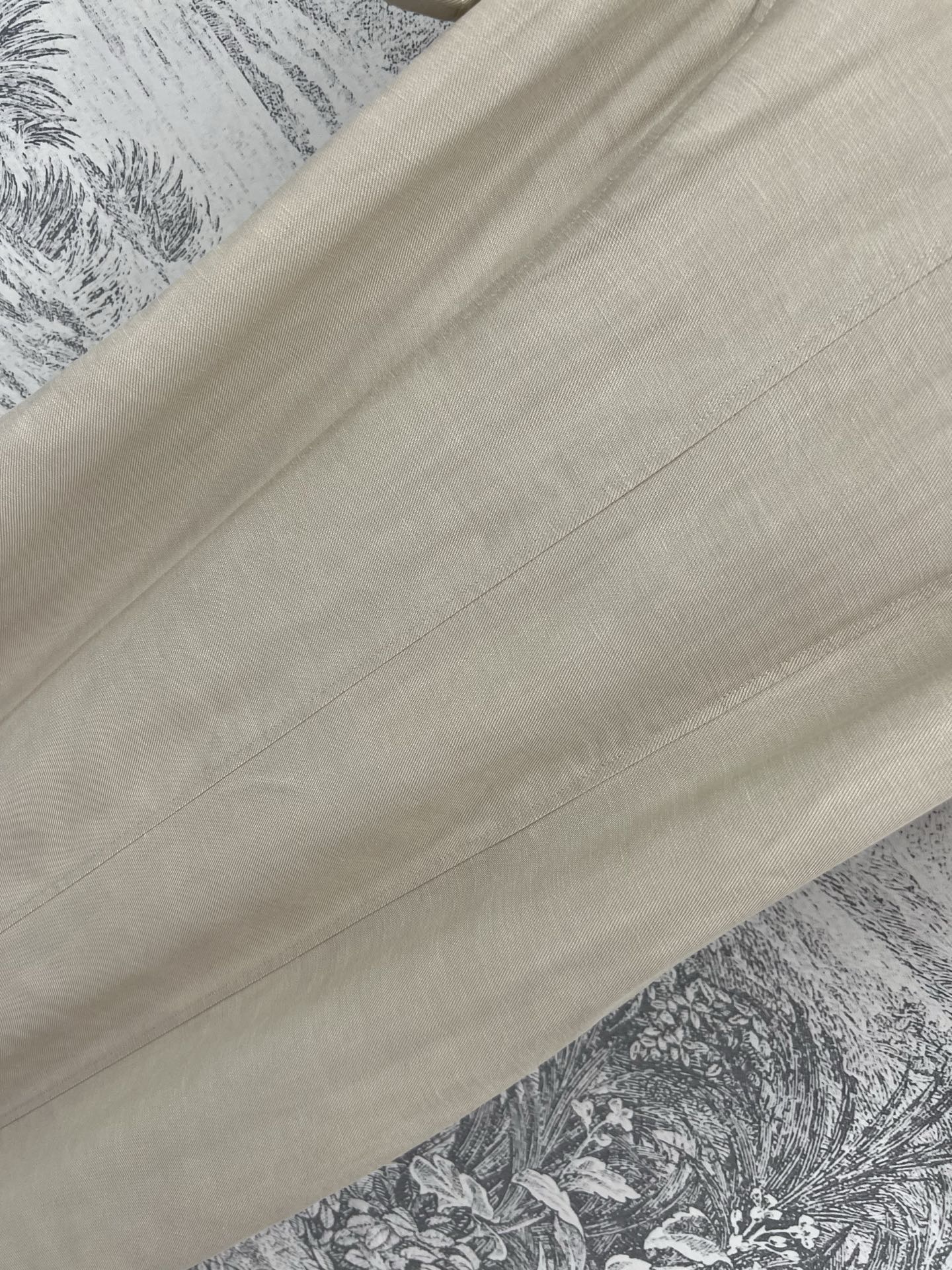 25早春新款 亚麻短袖连衣裙 圆领黑色小珠装饰 增添精致感 简约短袖直筒版型 不挑身材 尽显优雅大方 进