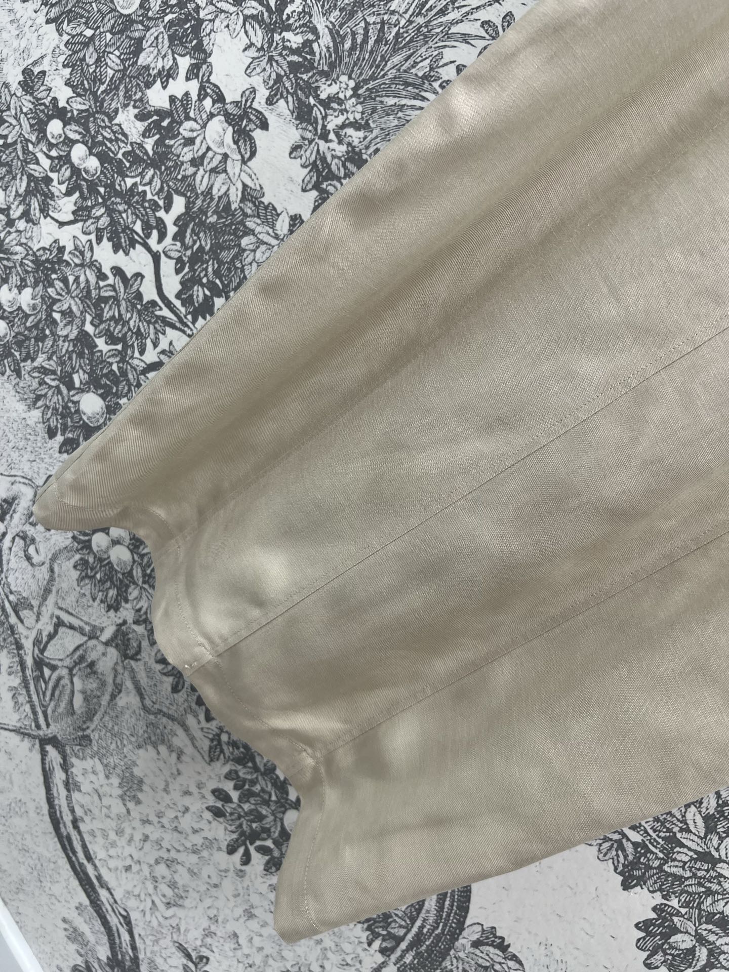 25早春新款 亚麻短袖连衣裙 圆领黑色小珠装饰 增添精致感 简约短袖直筒版型 不挑身材 尽显优雅大方 进