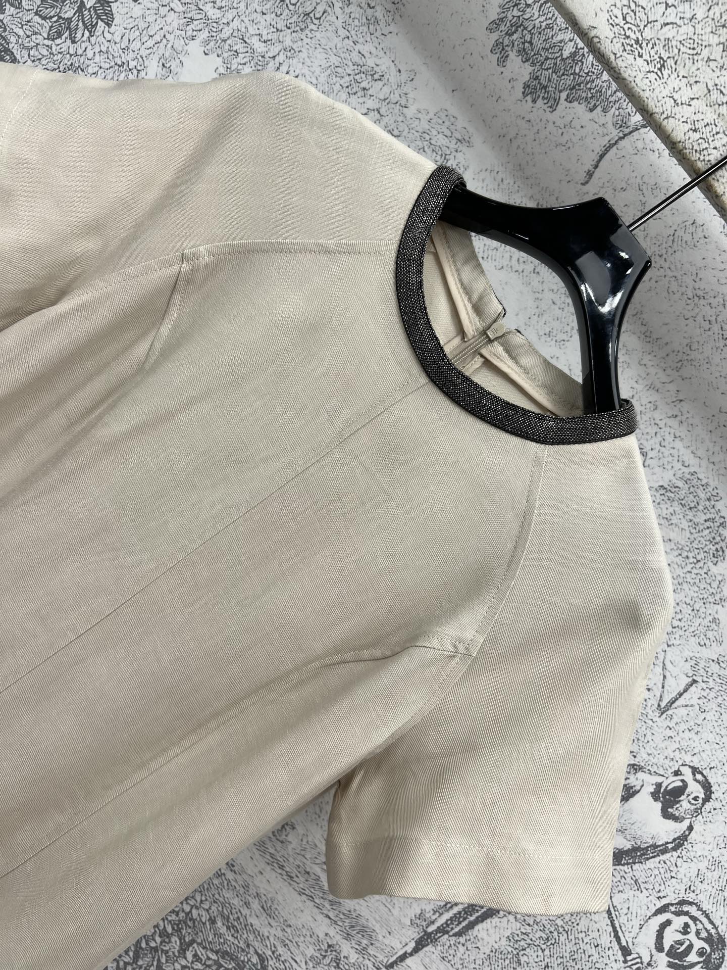 25早春新款 亚麻短袖连衣裙 圆领黑色小珠装饰 增添精致感 简约短袖直筒版型 不挑身材 尽显优雅大方 进