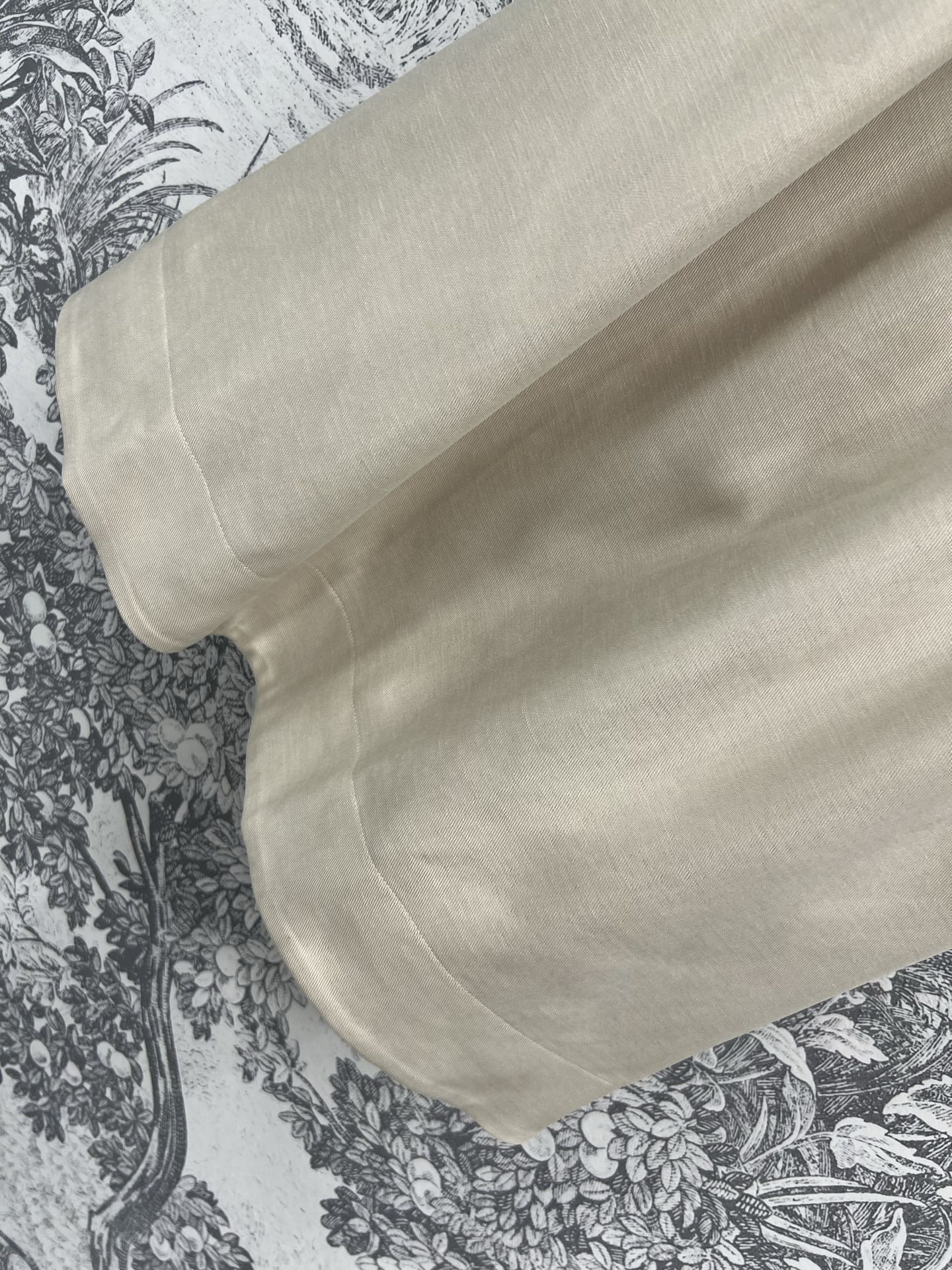 BC 25春夏 极简主义腰带半裙 高腰的设计 松紧腰身的舒适感 配有本布腰带搭配 双侧口袋有钉扣点缀 简