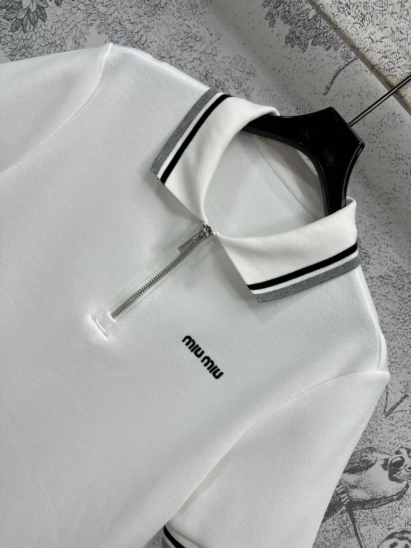 Miu 25春夏我  Polo领短袖连衣裙 彰显运动优雅魅力上身透气舒适又自带高级感 条纹边缘设计 胸前