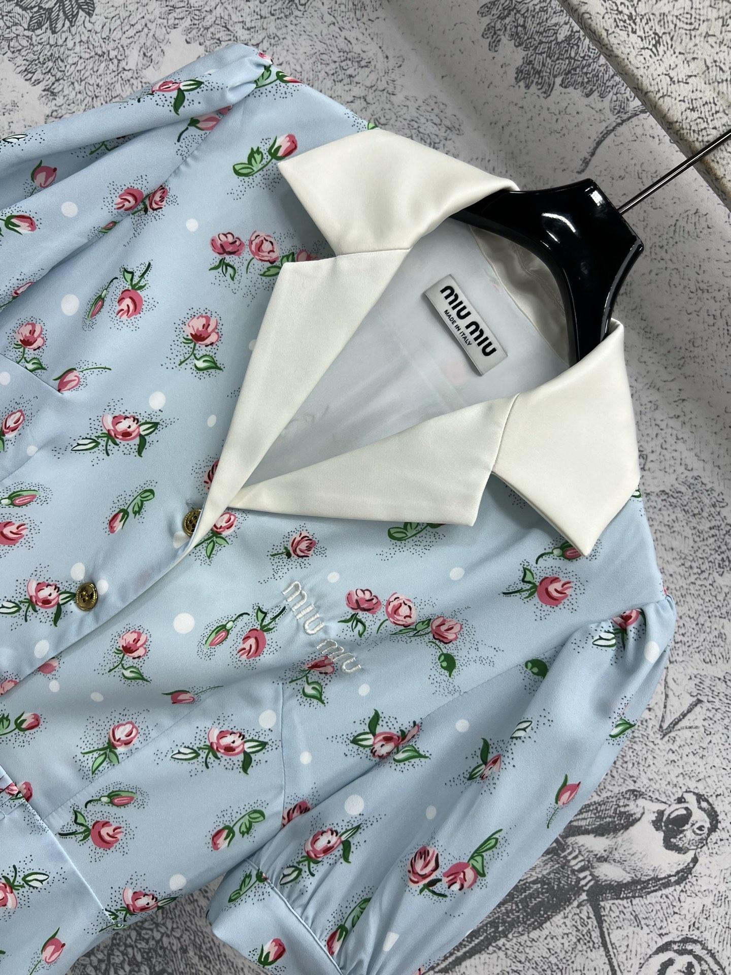 Miu家 25春夏新品 茶歇裙 浪漫玫瑰🌹碎花图案 气质西装领真丝连衣裙 质感细腻光滑 减龄学院少女风 