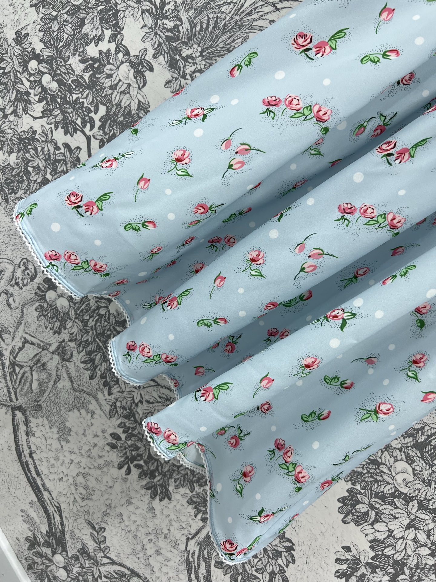 Miu家 25春夏新品 茶歇裙 浪漫玫瑰🌹碎花图案 气质西装领真丝连衣裙 质感细腻光滑 减龄学院少女风 