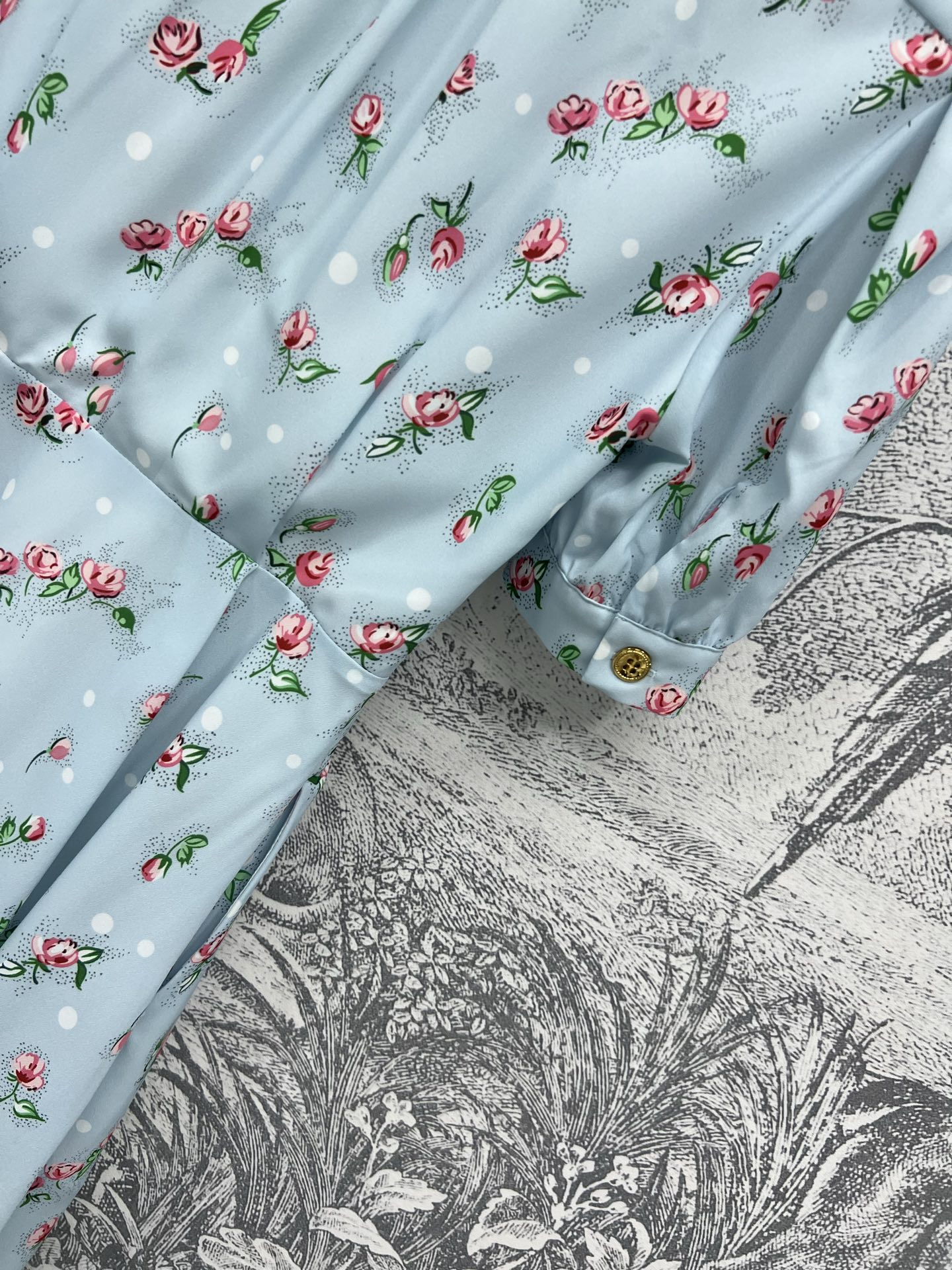 Miu家 25春夏新品 茶歇裙 浪漫玫瑰🌹碎花图案 气质西装领真丝连衣裙 质感细腻光滑 减龄学院少女风 