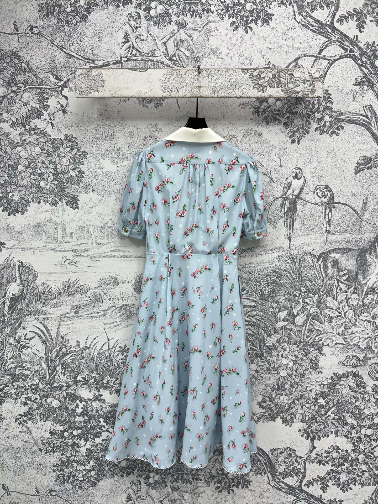 Miu家 25春夏新品 茶歇裙 浪漫玫瑰🌹碎花图案 气质西装领真丝连衣裙 质感细腻光滑 减龄学院少女风 