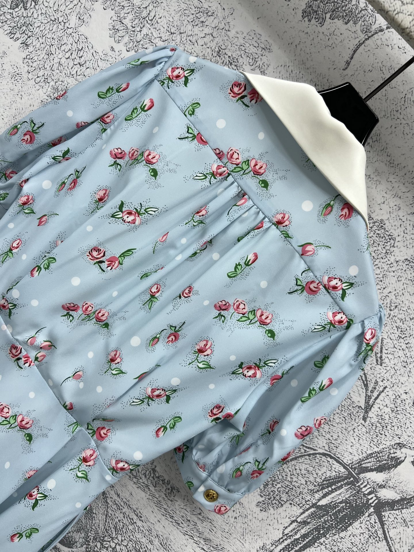 Miu家 25春夏新品 茶歇裙 浪漫玫瑰🌹碎花图案 气质西装领真丝连衣裙 质感细腻光滑 减龄学院少女风 