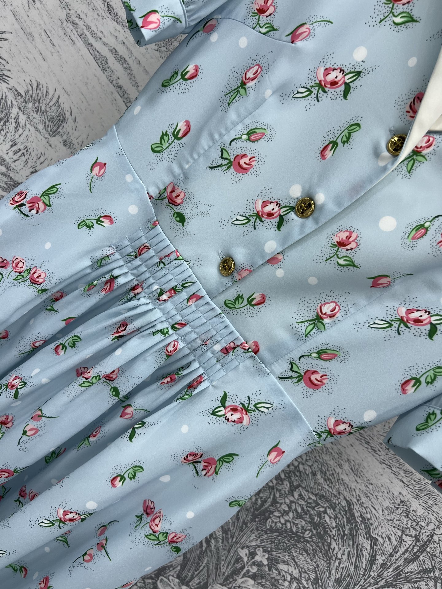 Miu家 25春夏新品 茶歇裙 浪漫玫瑰🌹碎花图案 气质西装领真丝连衣裙 质感细腻光滑 减龄学院少女风 