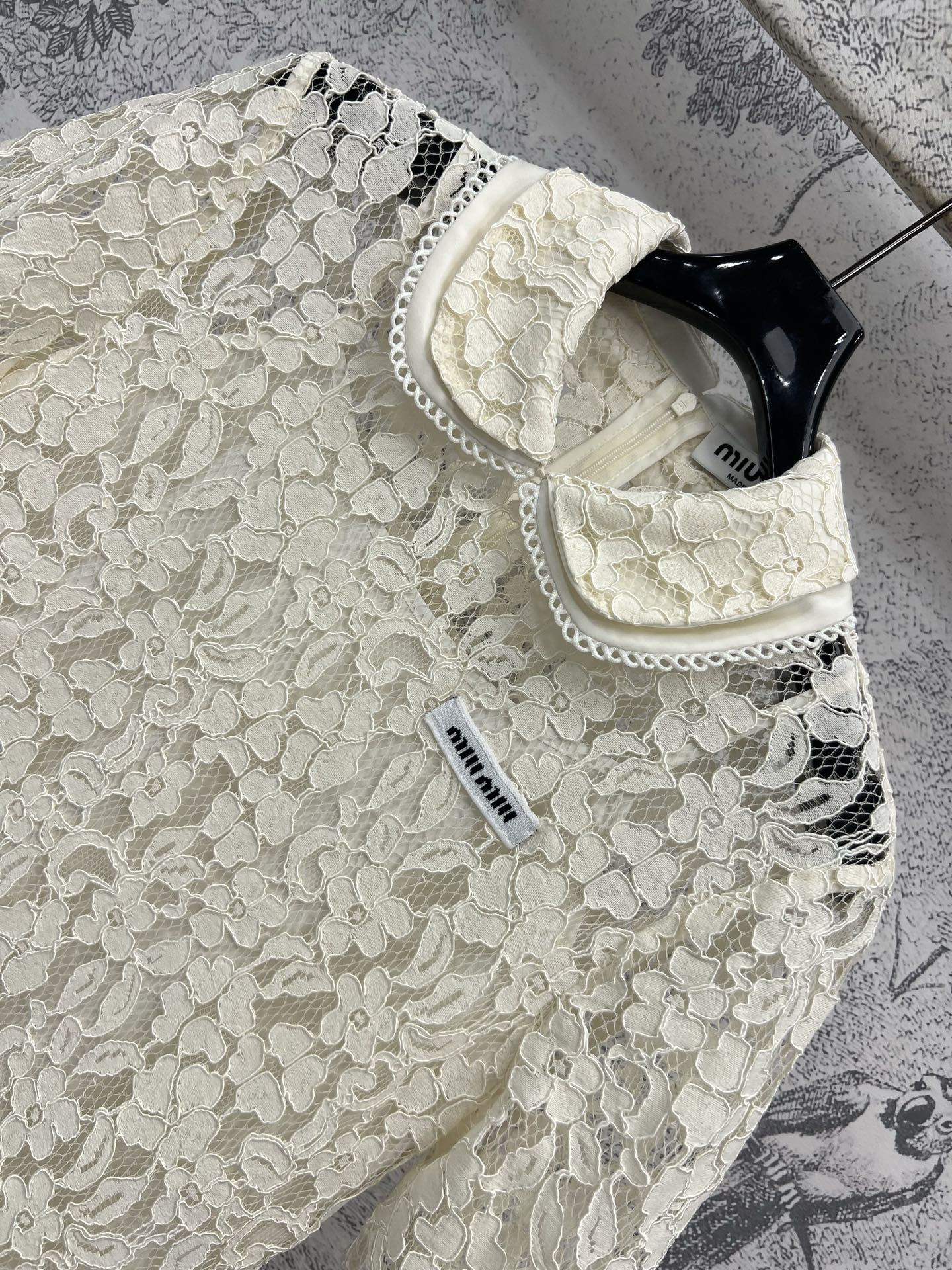 Miu 25春夏新款 娃娃领蕾丝连衣裙 娃娃领设计修饰脖颈 花朵蕾丝让人眼前一亮 时髦又优雅 口袋金扣点