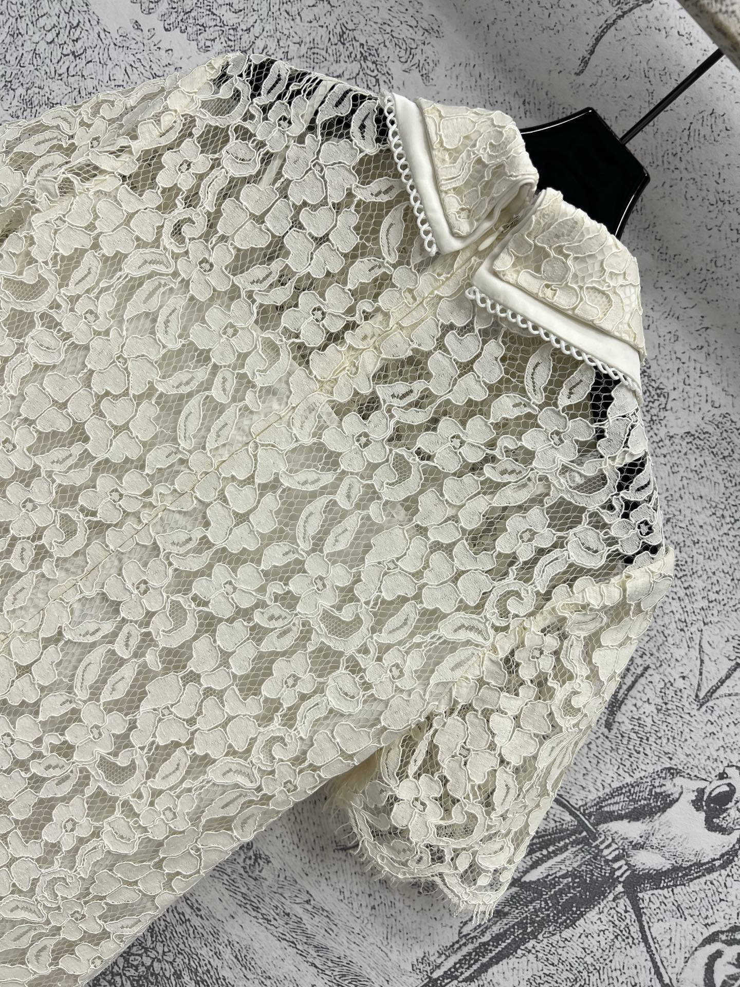 Miu 25春夏新款 娃娃领蕾丝连衣裙 娃娃领设计修饰脖颈 花朵蕾丝让人眼前一亮 时髦又优雅 口袋金扣点