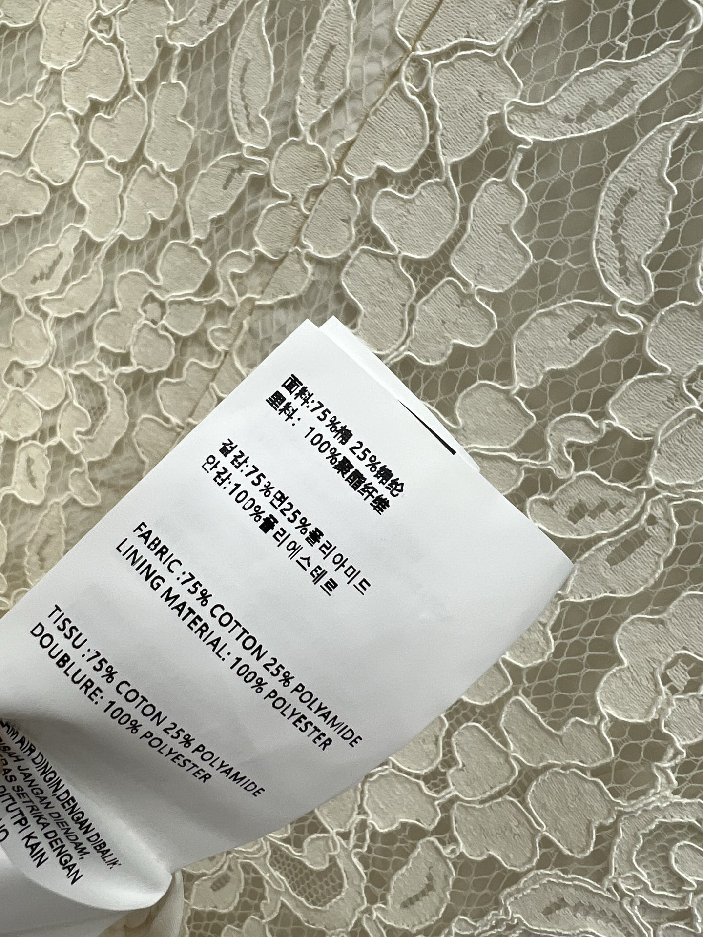 Miu 25春夏新款 娃娃领蕾丝连衣裙 娃娃领设计修饰脖颈 花朵蕾丝让人眼前一亮 时髦又优雅 口袋金扣点