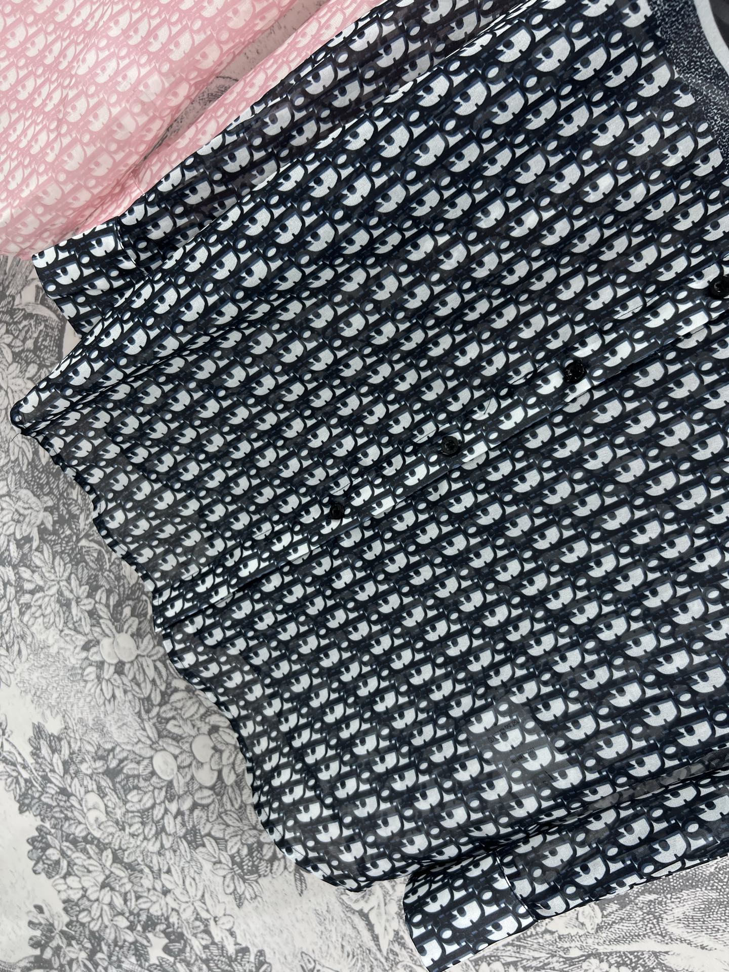 D家 25早春新款 织带logo提花透视衬衣 轻薄材质 时髦洋气微透视设计 满弹幕D字母图案装饰点缀 展