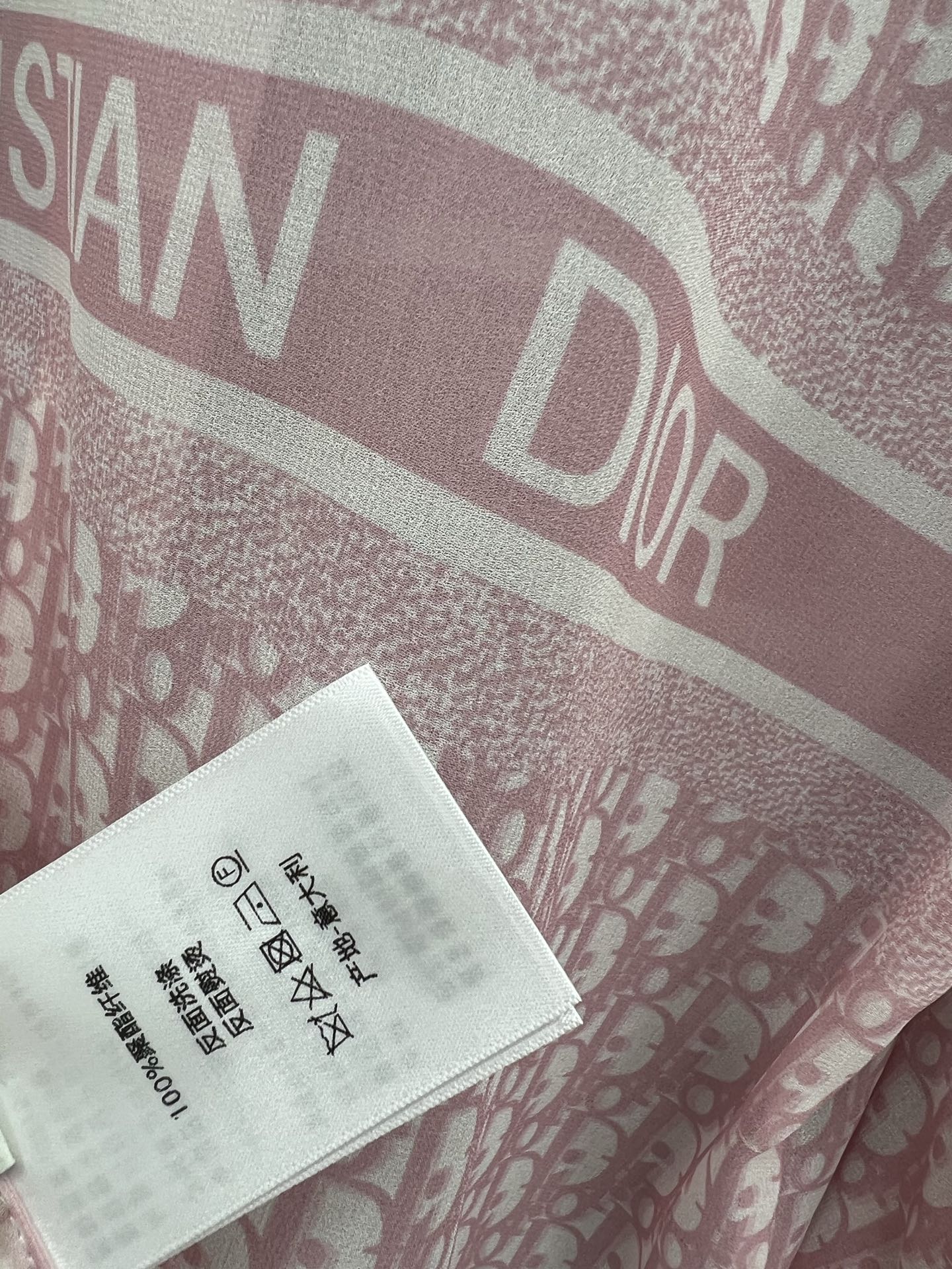 D家 25早春新款 织带logo提花透视衬衣 轻薄材质 时髦洋气微透视设计 满弹幕D字母图案装饰点缀 展
