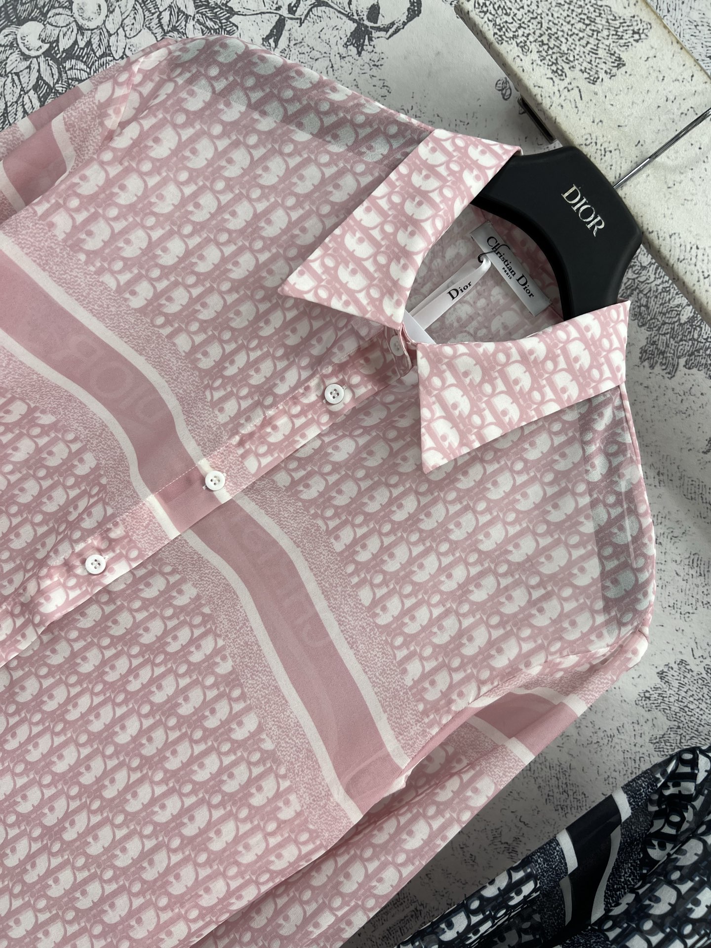D家 25早春新款 织带logo提花透视衬衣 轻薄材质 时髦洋气微透视设计 满弹幕D字母图案装饰点缀 展
