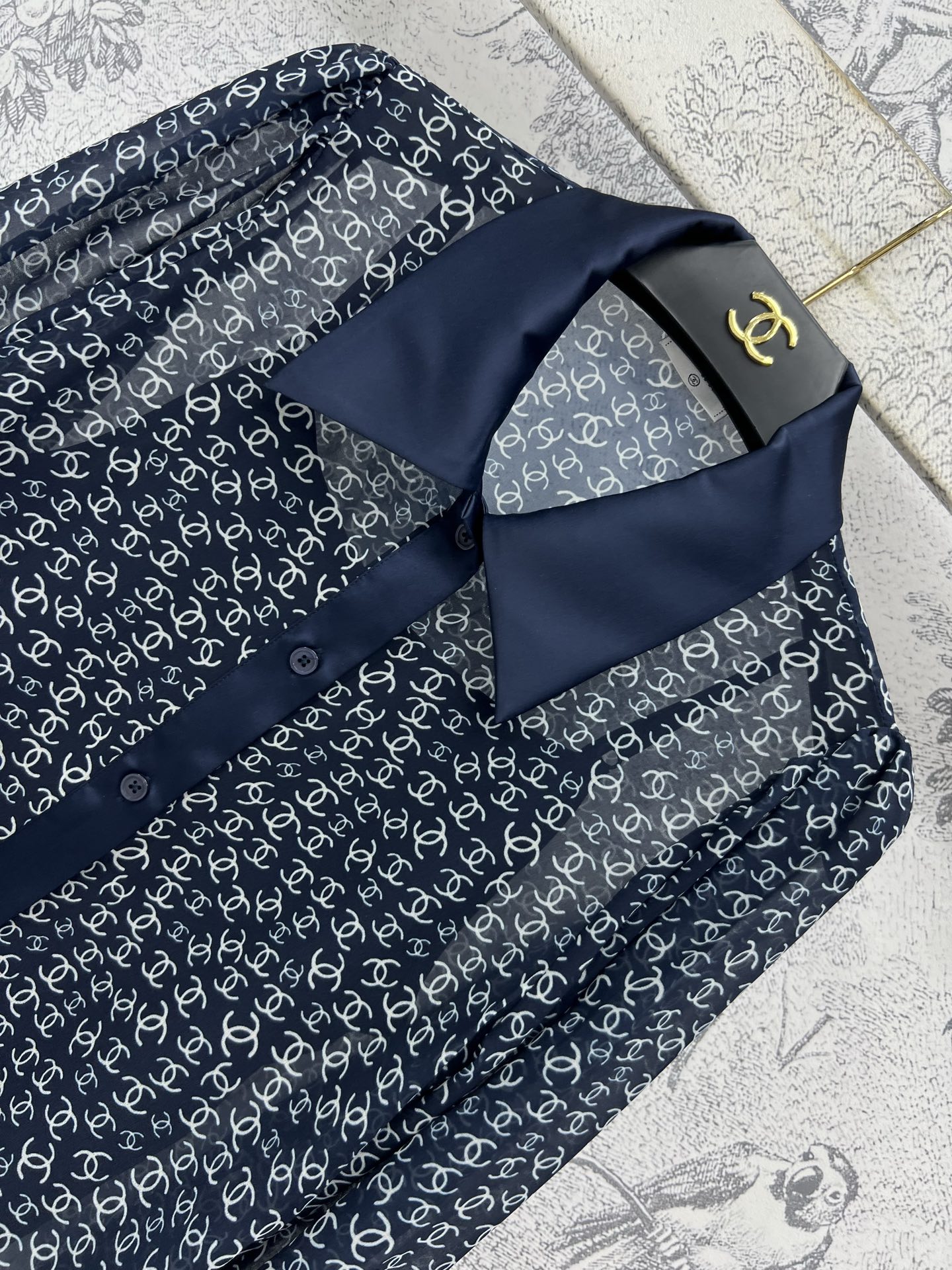 小香风 25春夏新款 满印logo两件套衬衫 翻领拼接轻薄微透单排扣设计 超级高颜值 精致又优雅 满印l