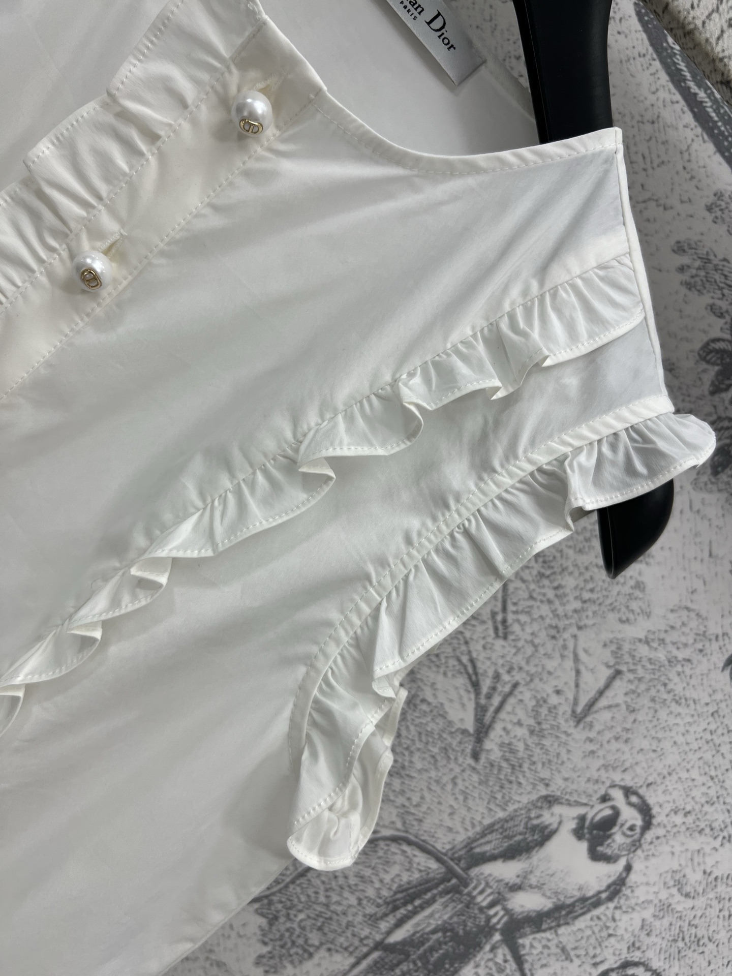 D家 25春夏新款 木耳花边无袖衬衫 复古宫廷风 减龄少女又气质 很好看的版型 非常百搭 定制纯棉面料 