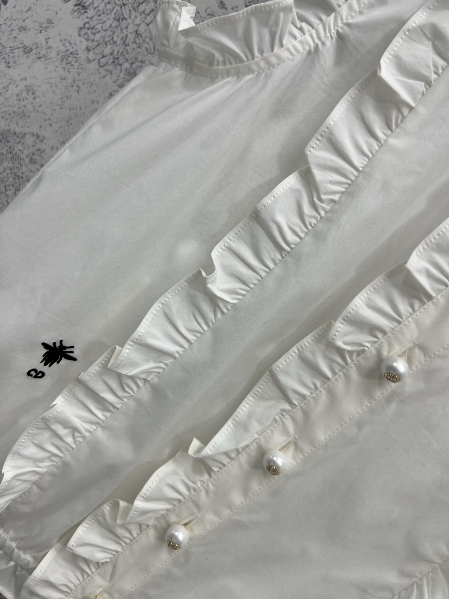 D家 25春夏新款 木耳花边无袖衬衫 复古宫廷风 减龄少女又气质 很好看的版型 非常百搭 定制纯棉面料 