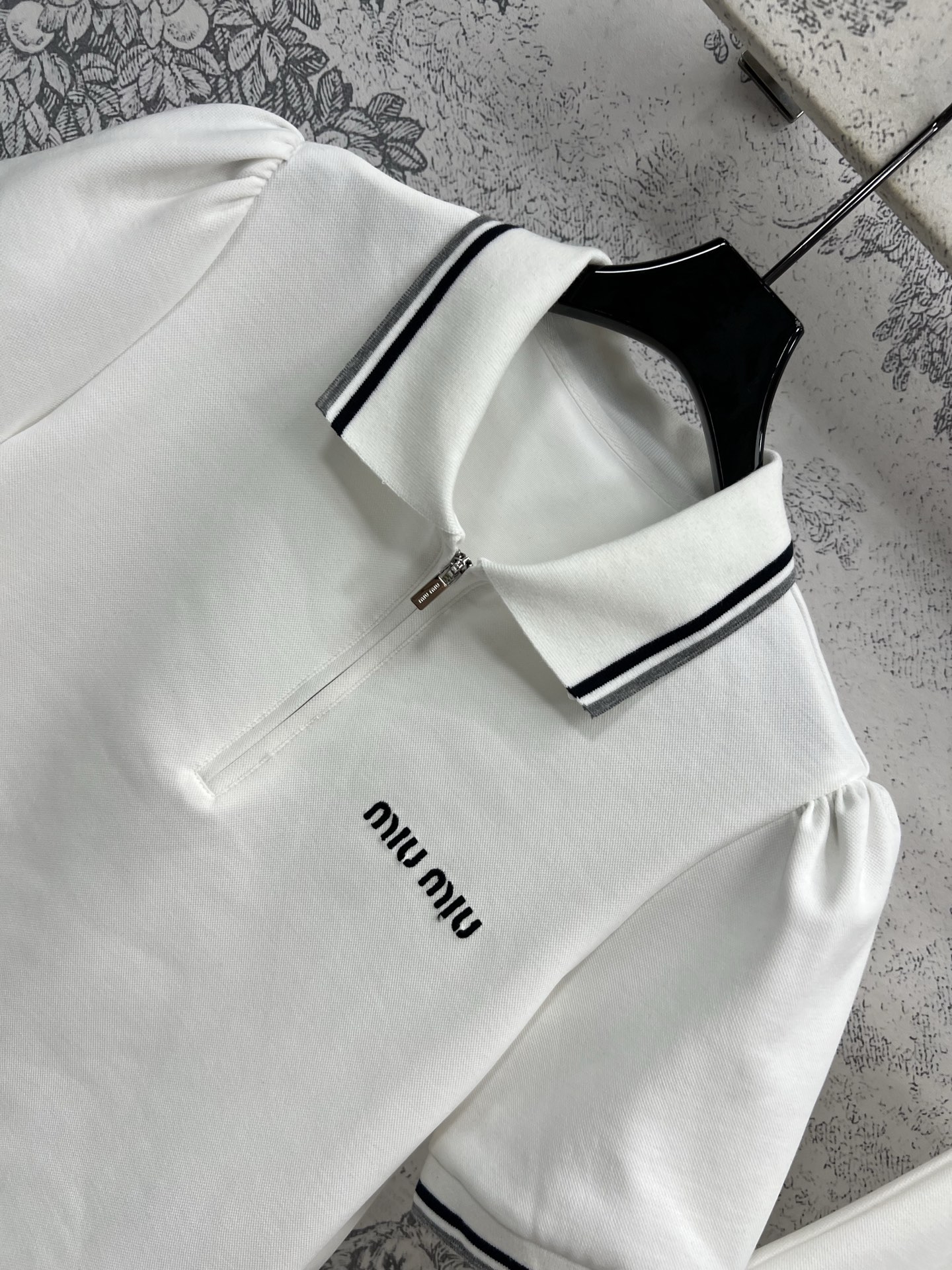 Miu 25春夏新款 Polo领短袖上衣+半身裙套装 休闲又舒适透气 简简单单的搭配 上身干净又清爽 一