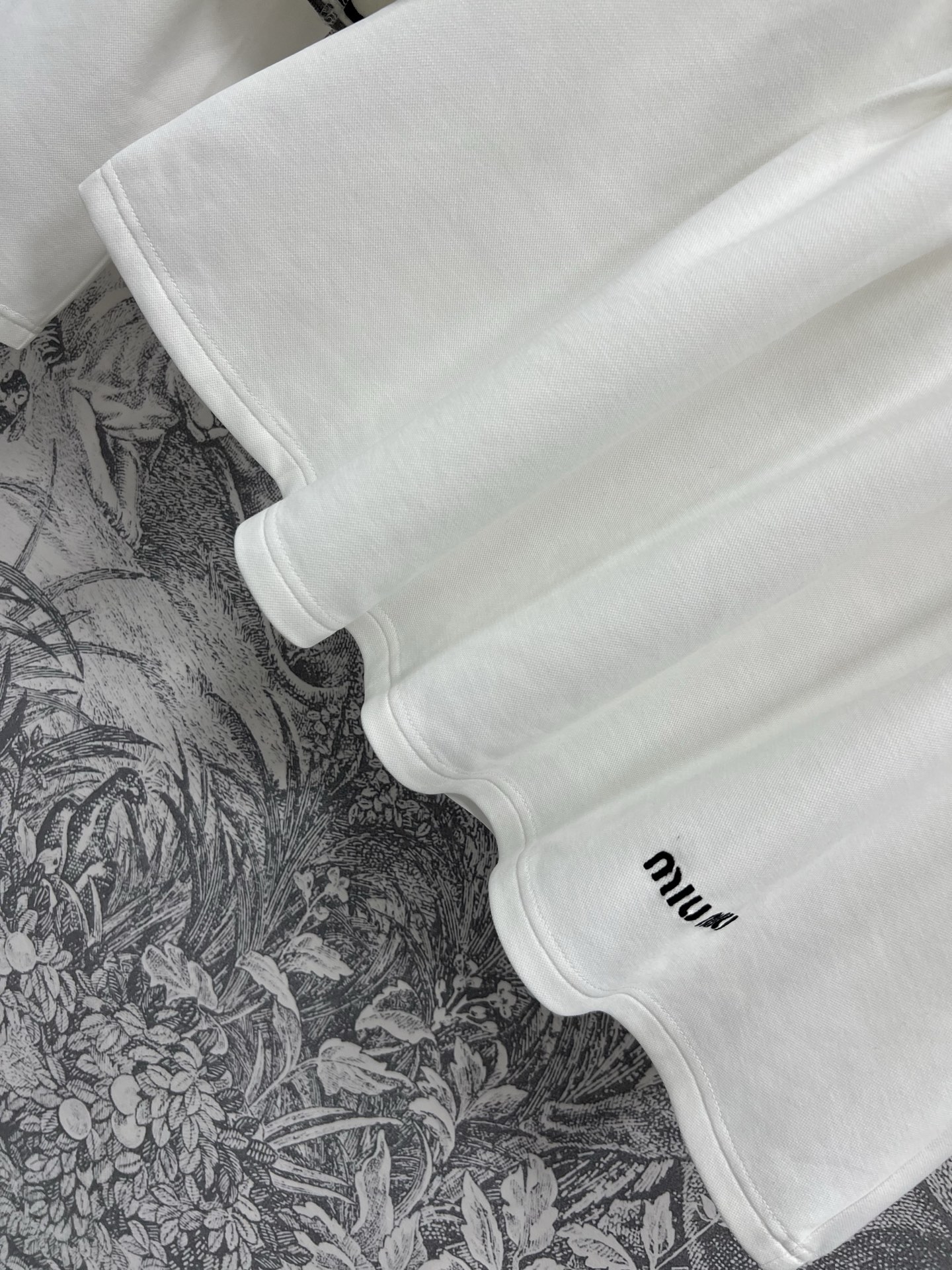 Miu 25春夏新款 Polo领短袖上衣+半身裙套装 休闲又舒适透气 简简单单的搭配 上身干净又清爽 一