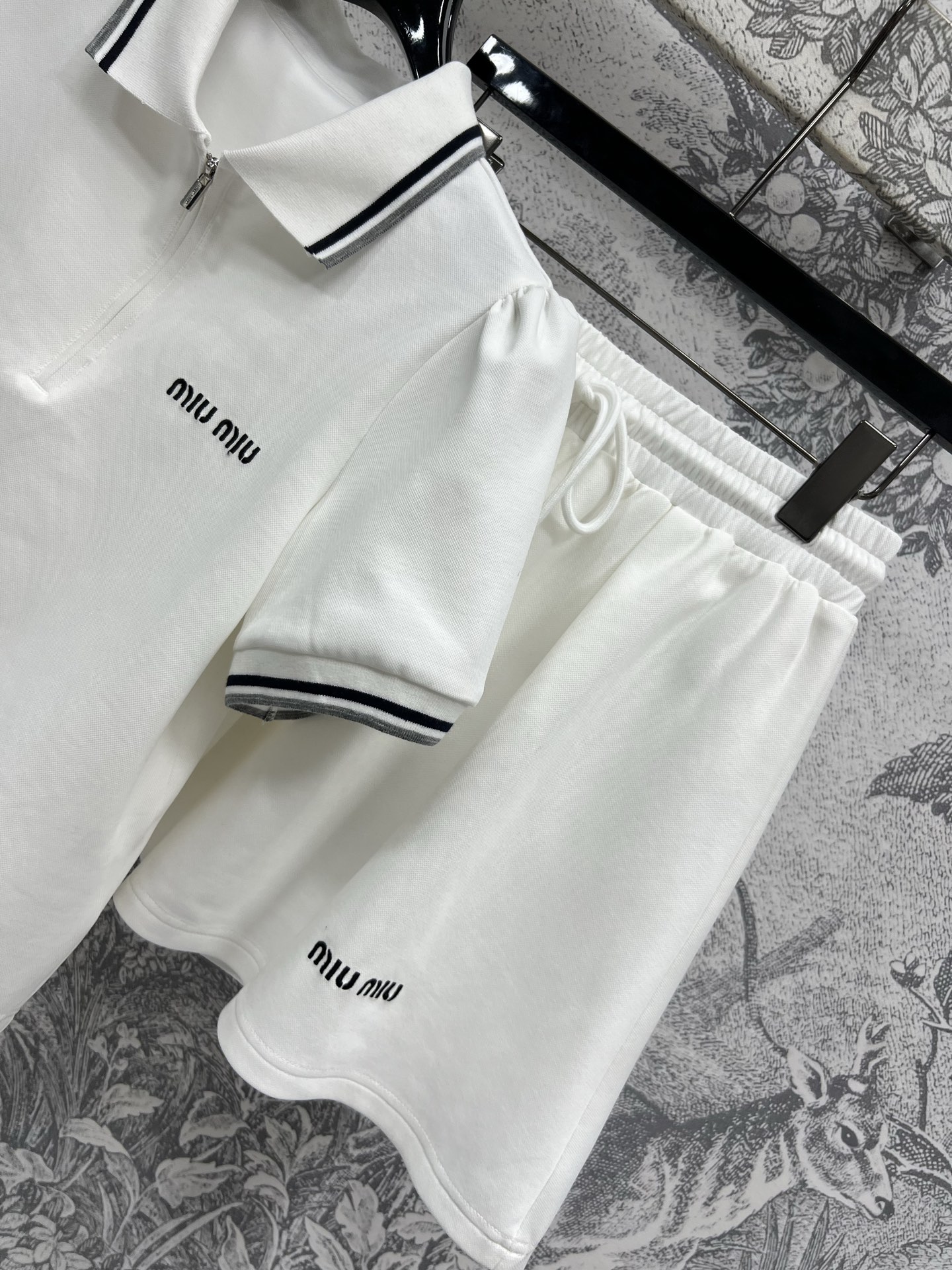 Miu 25春夏新款 Polo领短袖上衣+半身裙套装 休闲又舒适透气 简简单单的搭配 上身干净又清爽 一