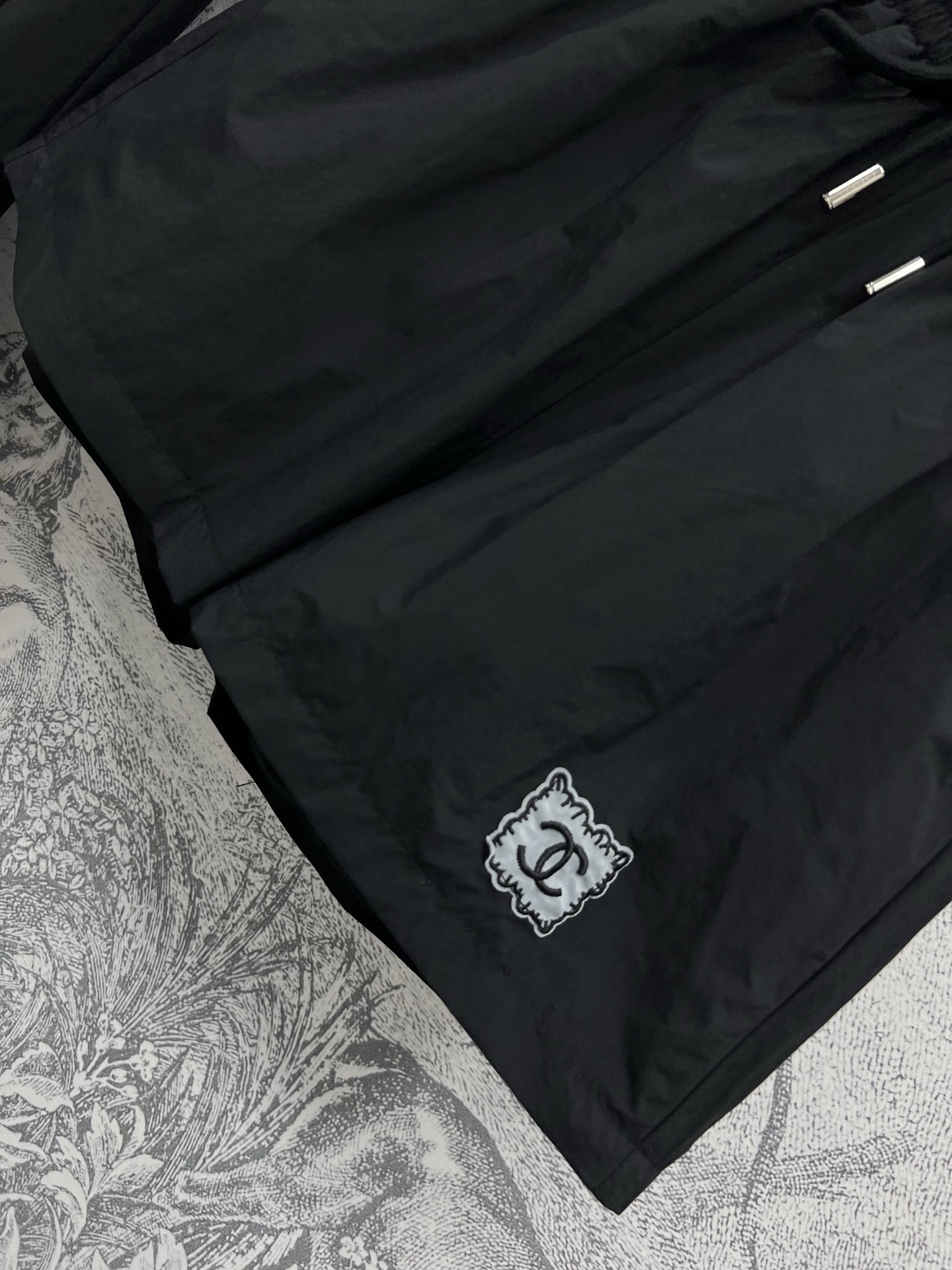 小香风 25春夏新款 蕾丝logo防晒套装 经典黑白色系简约又充满高级感 双侧口袋装饰 裤腿的定位Log