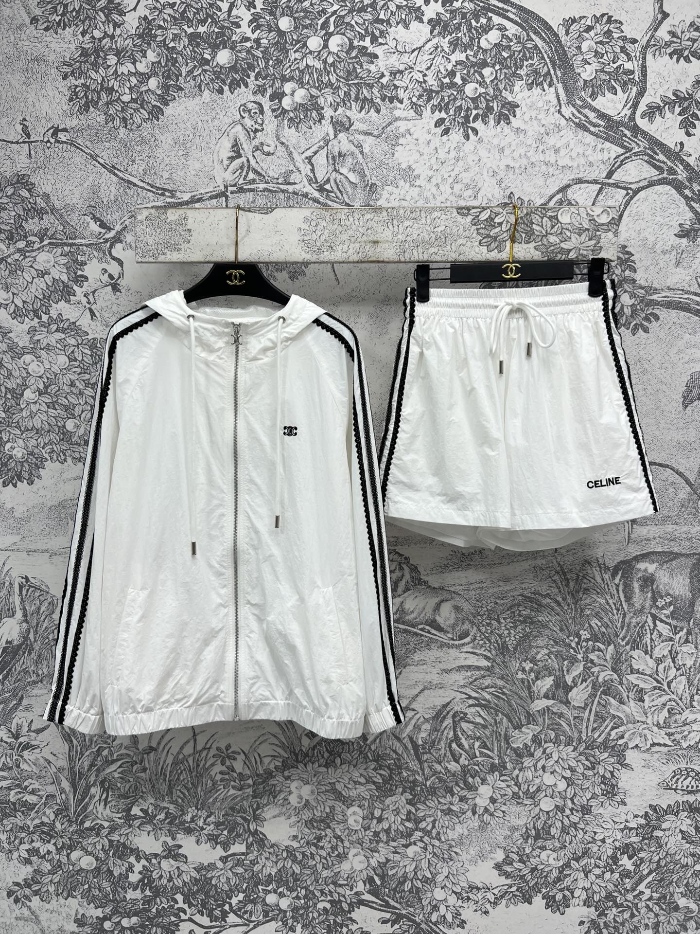 小香风 25春夏新款 连帽刺绣Logo防晒套装 经典黑白色系简约又充满高级感 双侧蕾丝花边装饰 裤腿的定