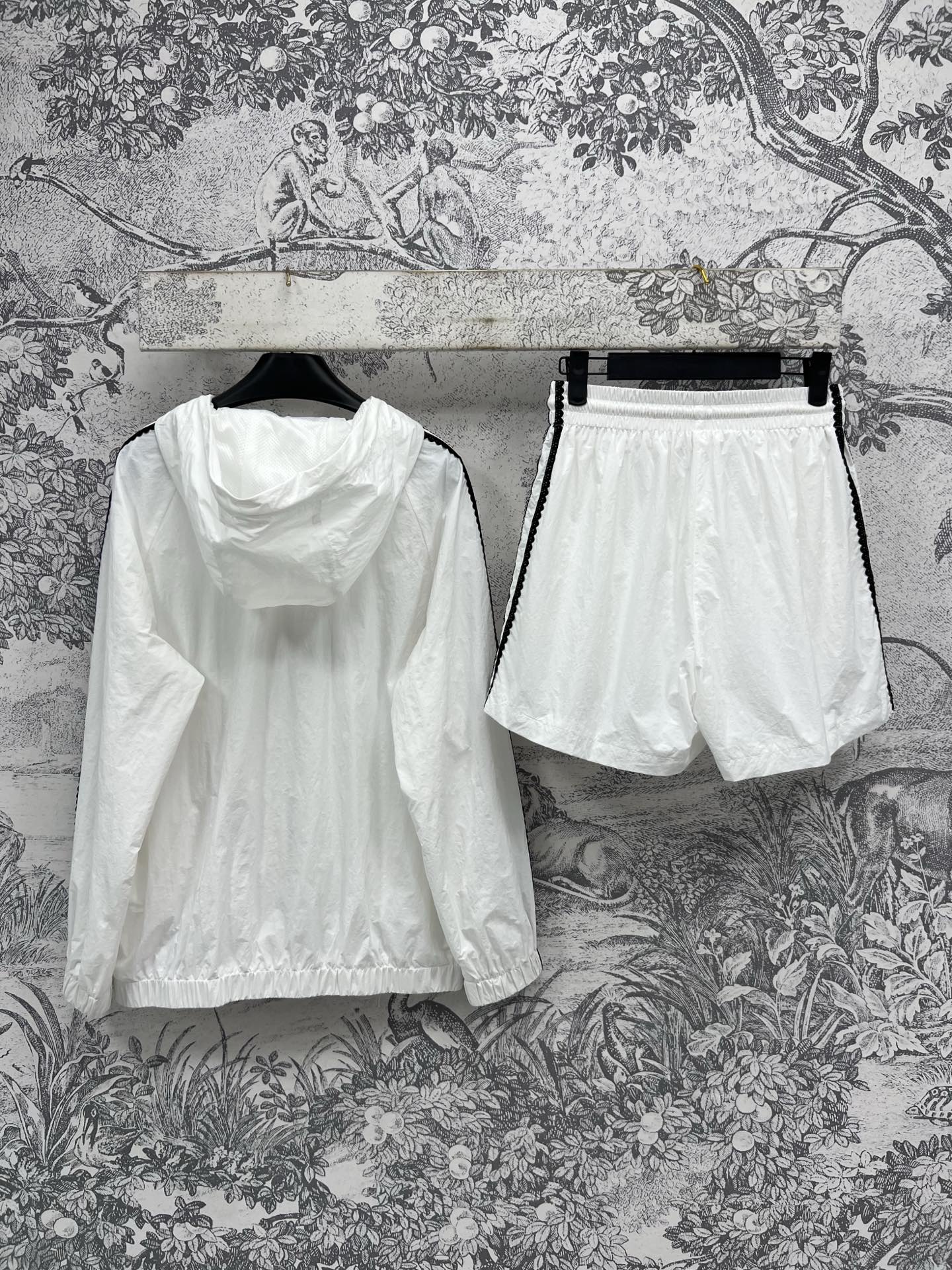 小香风 25春夏新款 连帽刺绣Logo防晒套装 经典黑白色系简约又充满高级感 双侧蕾丝花边装饰 裤腿的定