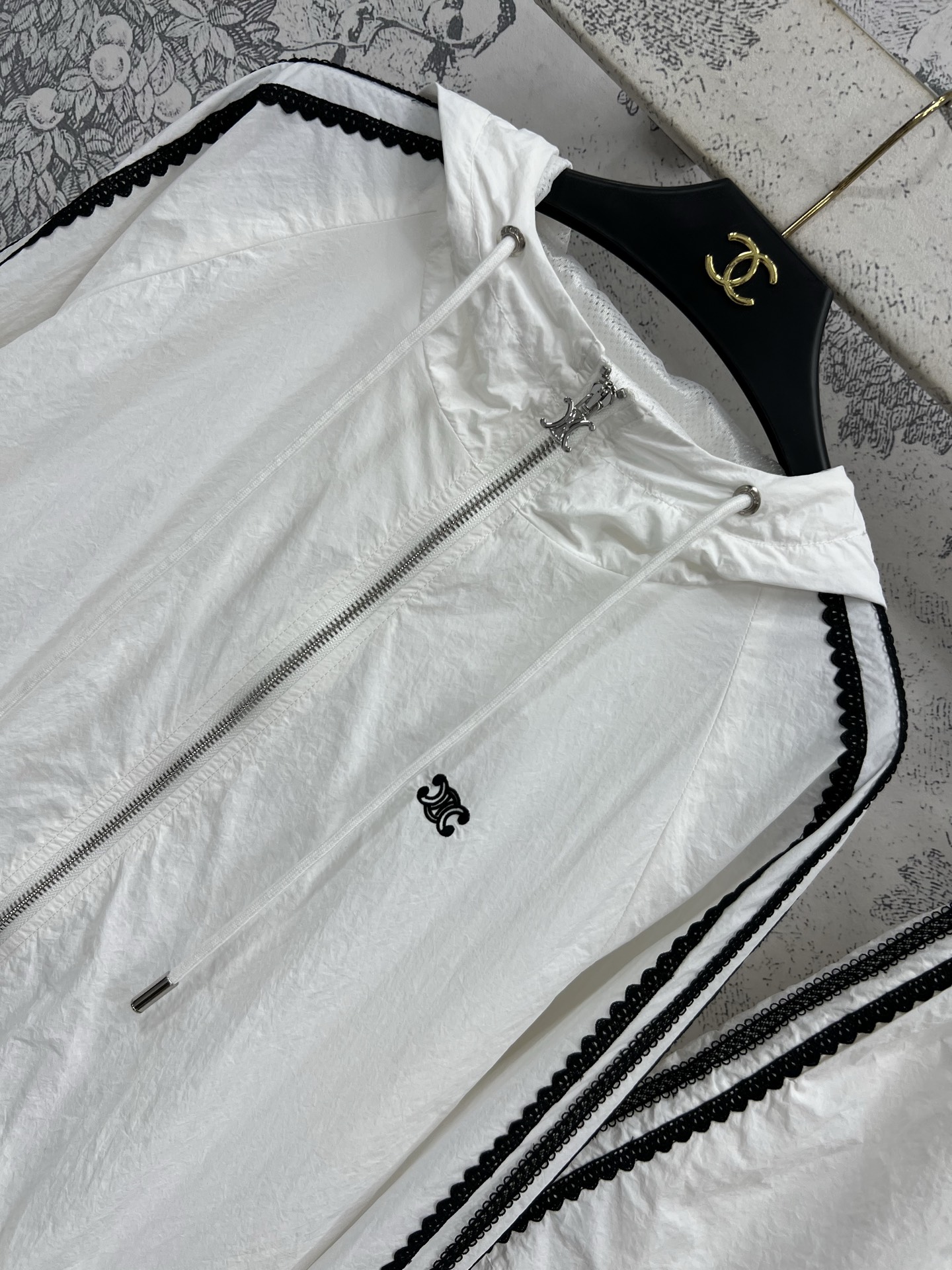 小香风 25春夏新款 连帽刺绣Logo防晒套装 经典黑白色系简约又充满高级感 双侧蕾丝花边装饰 裤腿的定