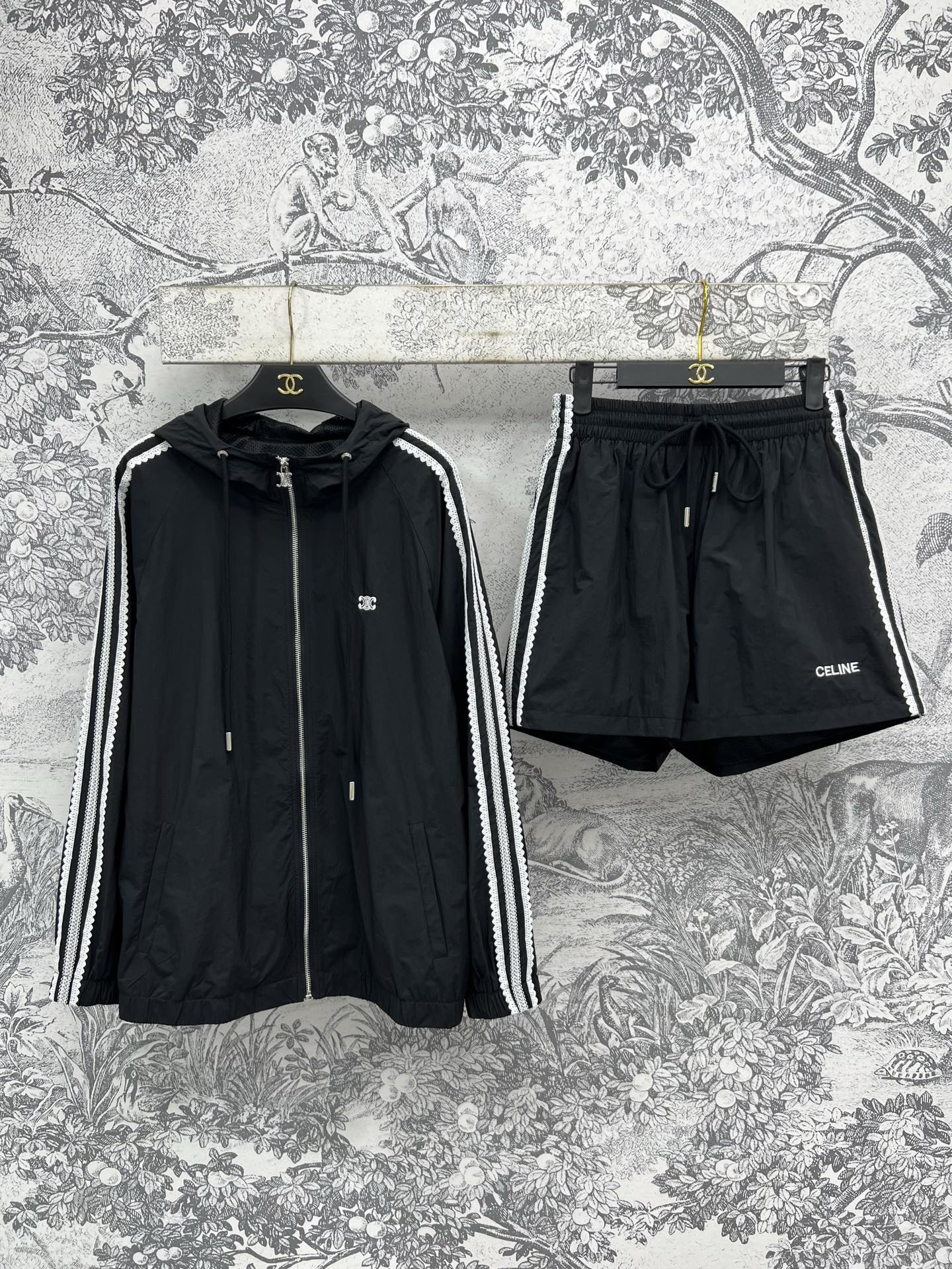 小香风 25春夏新款 连帽刺绣Logo防晒套装 经典黑白色系简约又充满高级感 双侧蕾丝花边装饰 裤腿的定