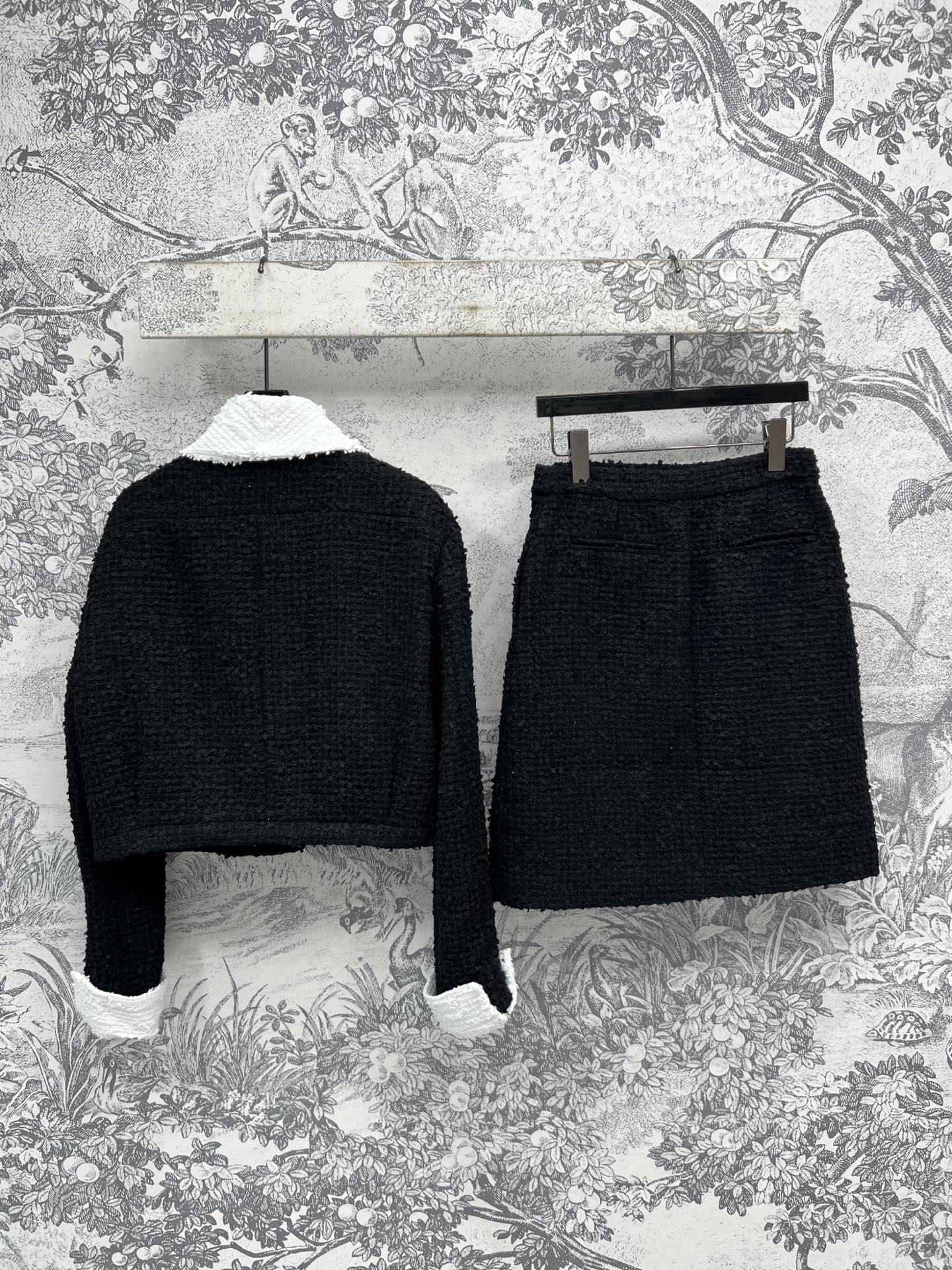 小香风 25早春新款 黑白娃娃领斜纹软呢外套+排扣半身裙 黑色搭配logo扣子简直就是yyds 简约又大