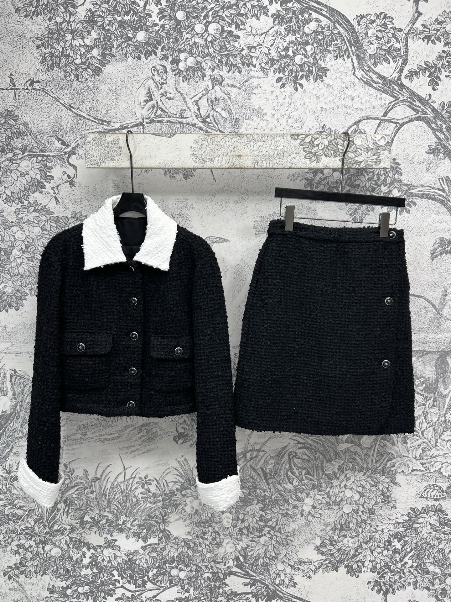 小香风 25早春新款 黑白娃娃领斜纹软呢外套+排扣半身裙 黑色搭配logo扣子简直就是yyds 简约又大