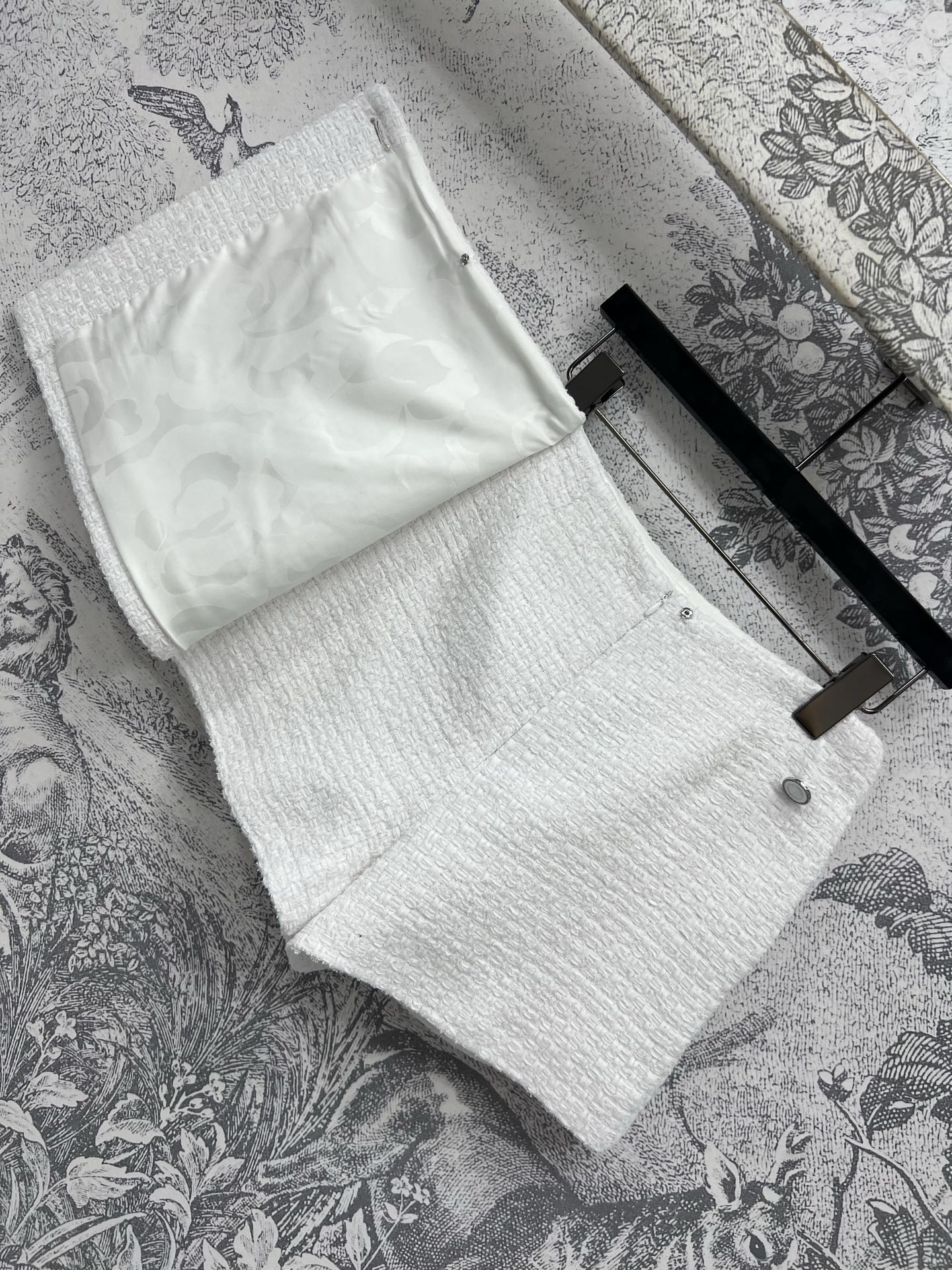 小香风 25早春新款 粗花呢短款外套+搭片裤裙+长款外套  面料是超级有质感的粗花呢细节 内衬也带有提花