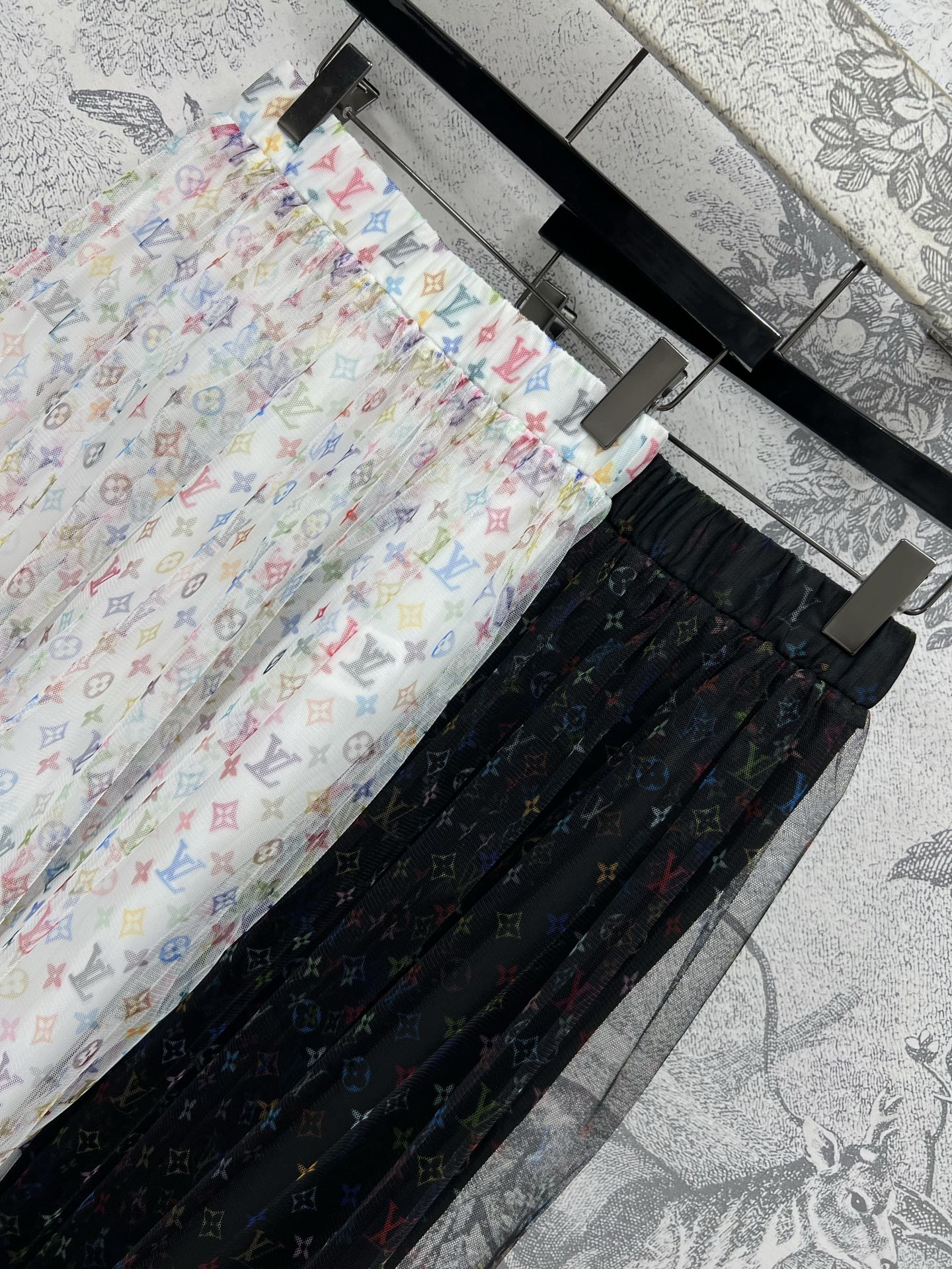 L家 25春夏新款 老花网纱半身裙 松紧腰的设计时髦又高级  A字版型超级显瘦 满印的钱币老花图案 非常