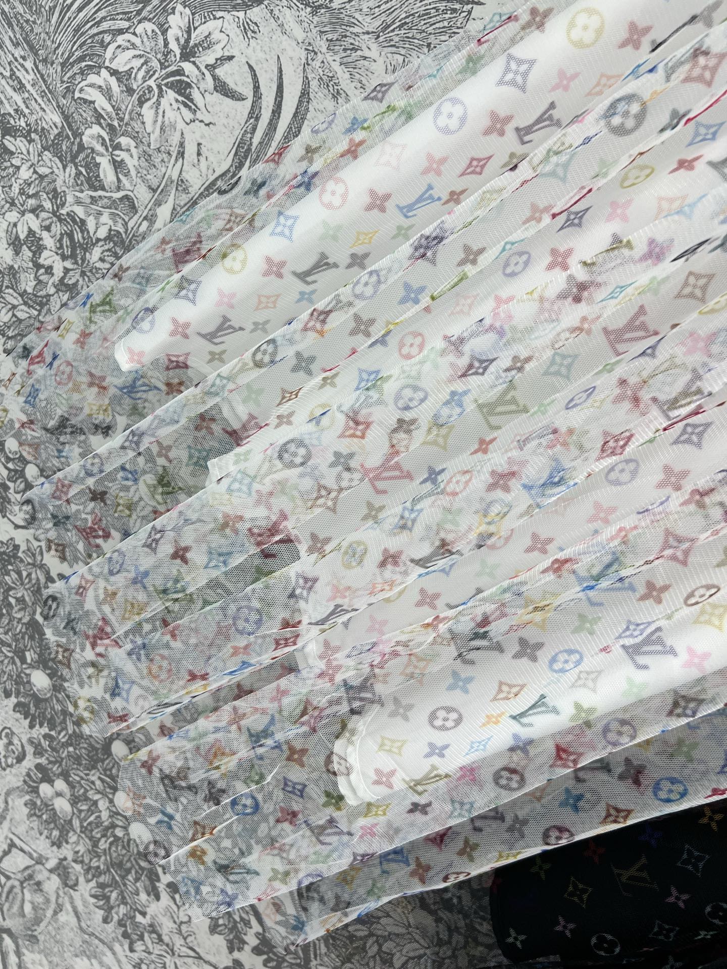 L家 25春夏新款 老花网纱半身裙 松紧腰的设计时髦又高级  A字版型超级显瘦 满印的钱币老花图案 非常