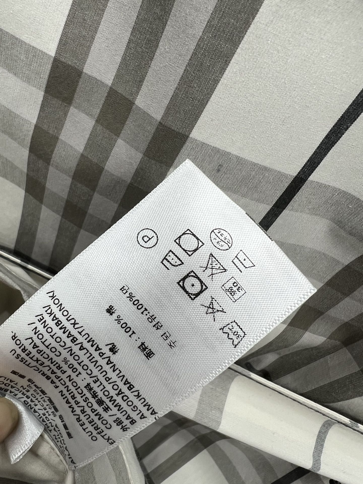 25春夏新款 格纹衬衫式连衣裙 本布腰带束腰设计显瘦凸显腰身 经典格纹衬衫式 单排扣开衫设计 经典又时髦
