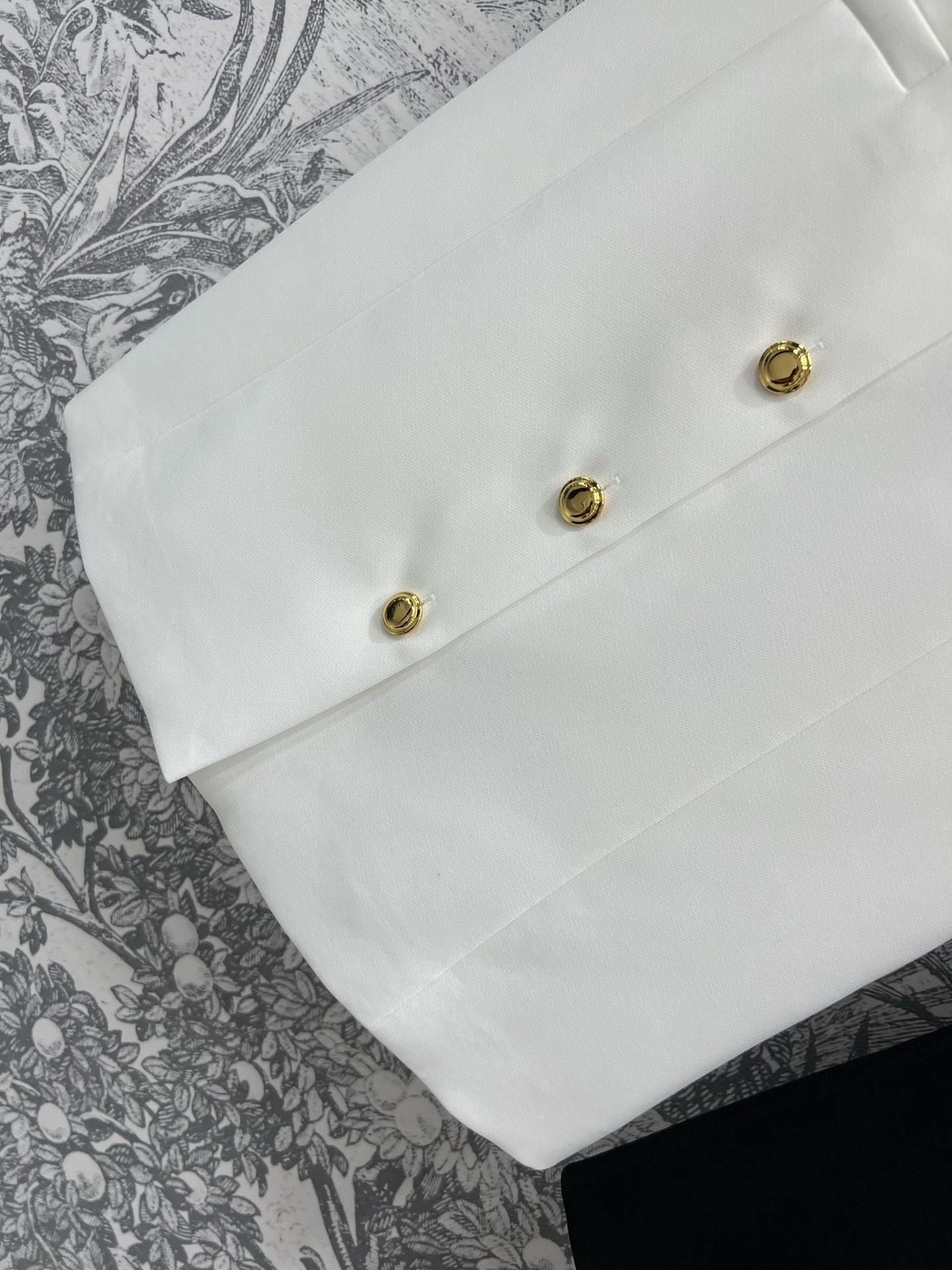 Miu 25春夏新款 翻领无袖连衣裙 定制纽扣装饰 胸口刺绣字母logo点缀 非常吸睛 超显气质的配色 