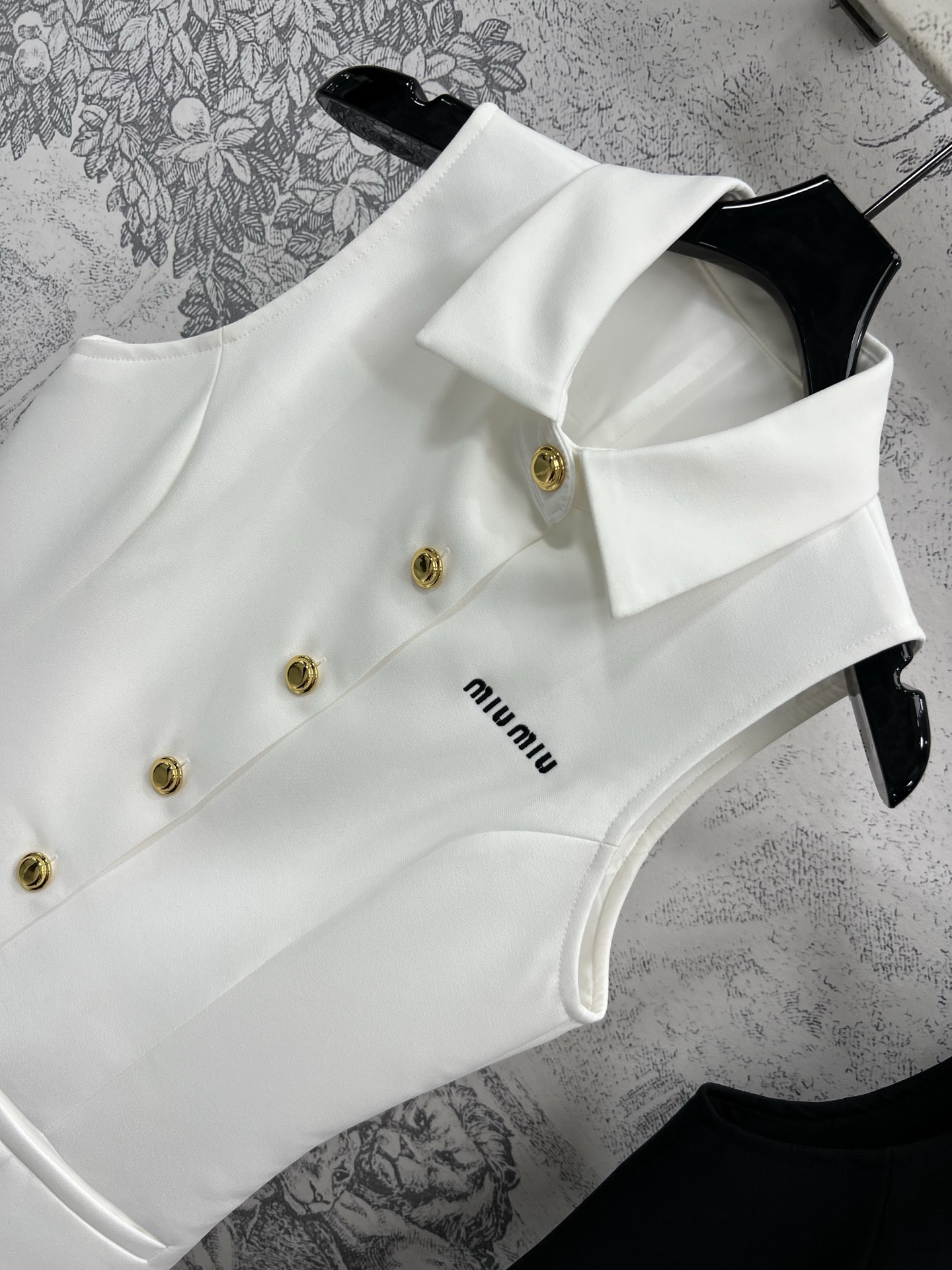 Miu 25春夏新款 翻领无袖连衣裙 定制纽扣装饰 胸口刺绣字母logo点缀 非常吸睛 超显气质的配色 