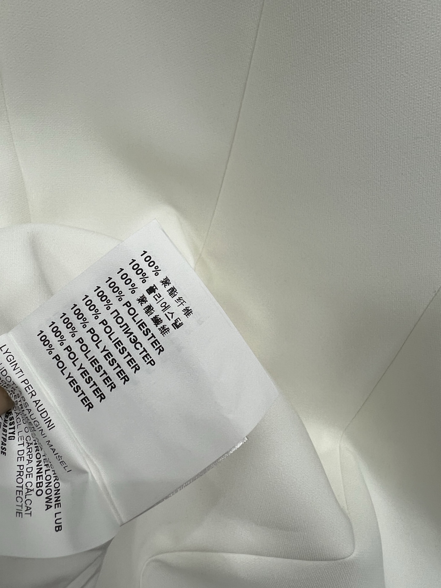 Miu 25春夏新款 翻领无袖连衣裙 定制纽扣装饰 胸口刺绣字母logo点缀 非常吸睛 超显气质的配色 
