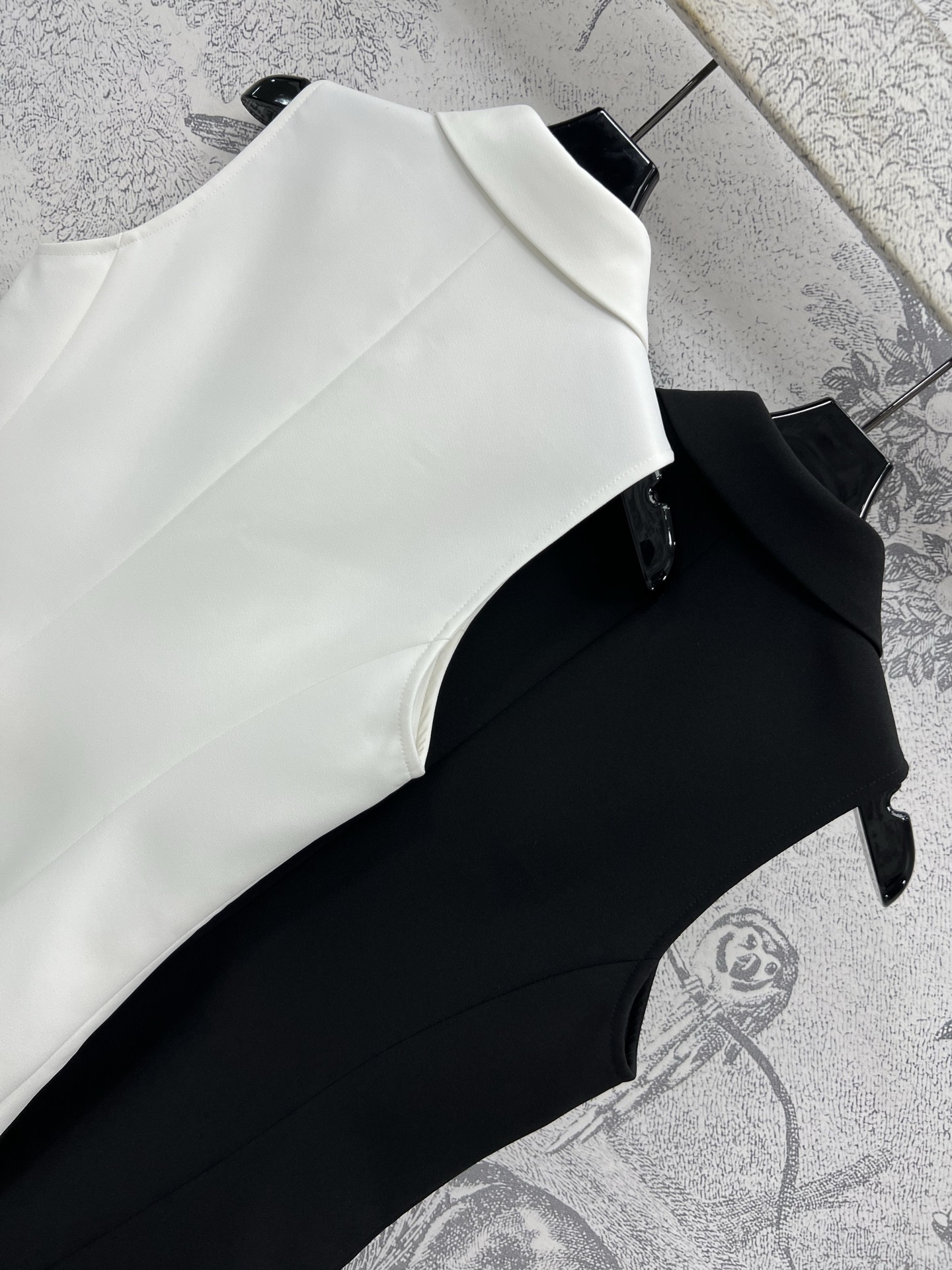 Miu 25春夏新款 翻领无袖连衣裙 定制纽扣装饰 胸口刺绣字母logo点缀 非常吸睛 超显气质的配色 