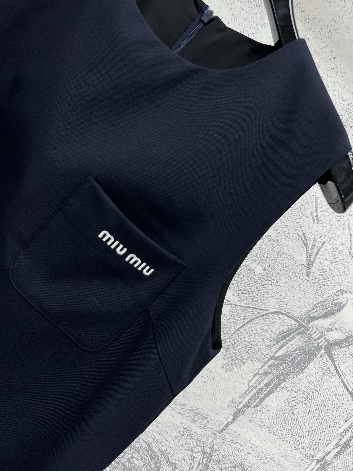 Miu 25春夏新款  背心连衣裙 立体修身的剪裁设计 带点正装的背心拼接设计 胸前定制的字母贴布绣花 