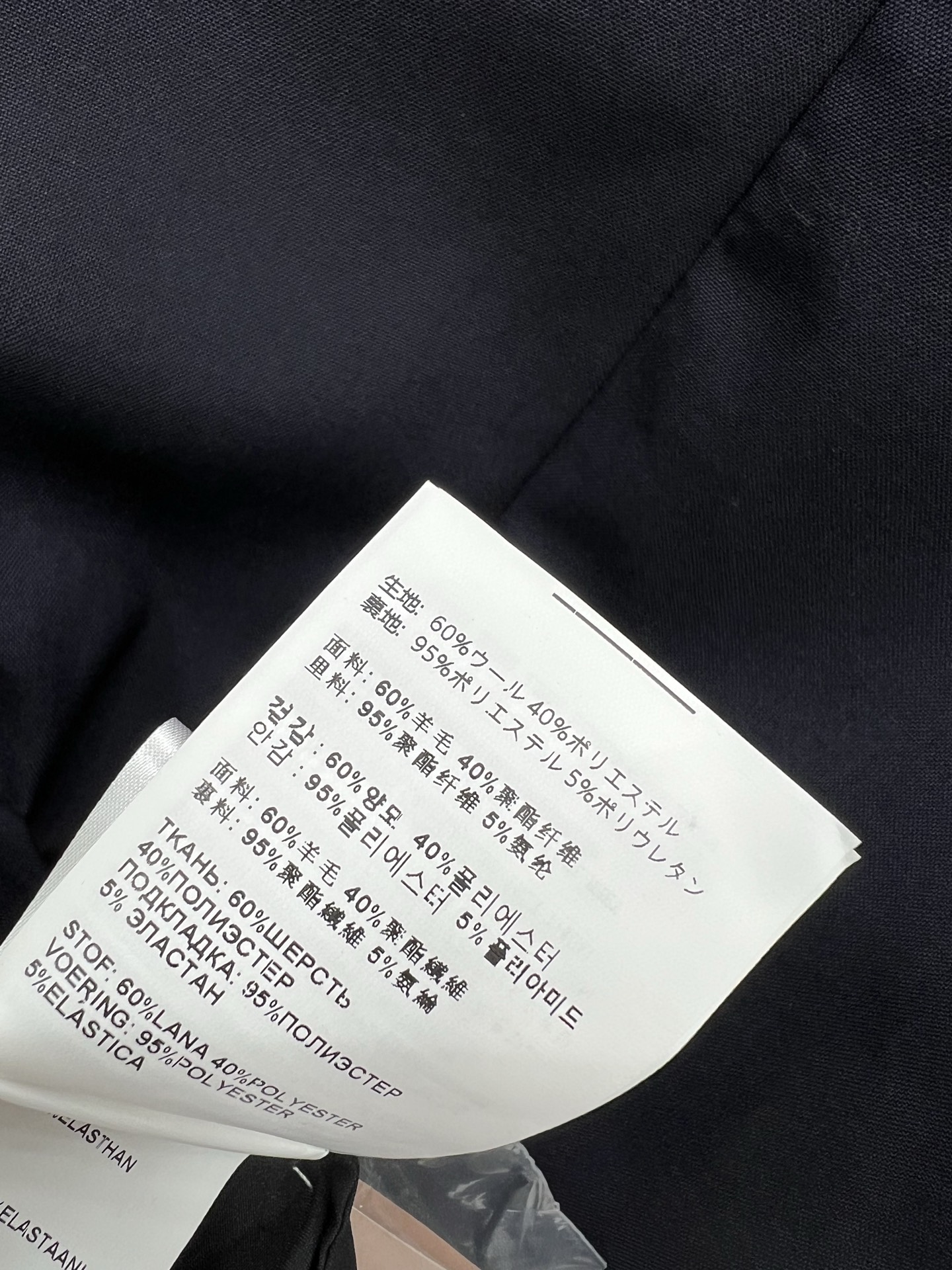 Miu 25春夏新款  背心连衣裙 立体修身的剪裁设计 带点正装的背心拼接设计 胸前定制的字母贴布绣花 