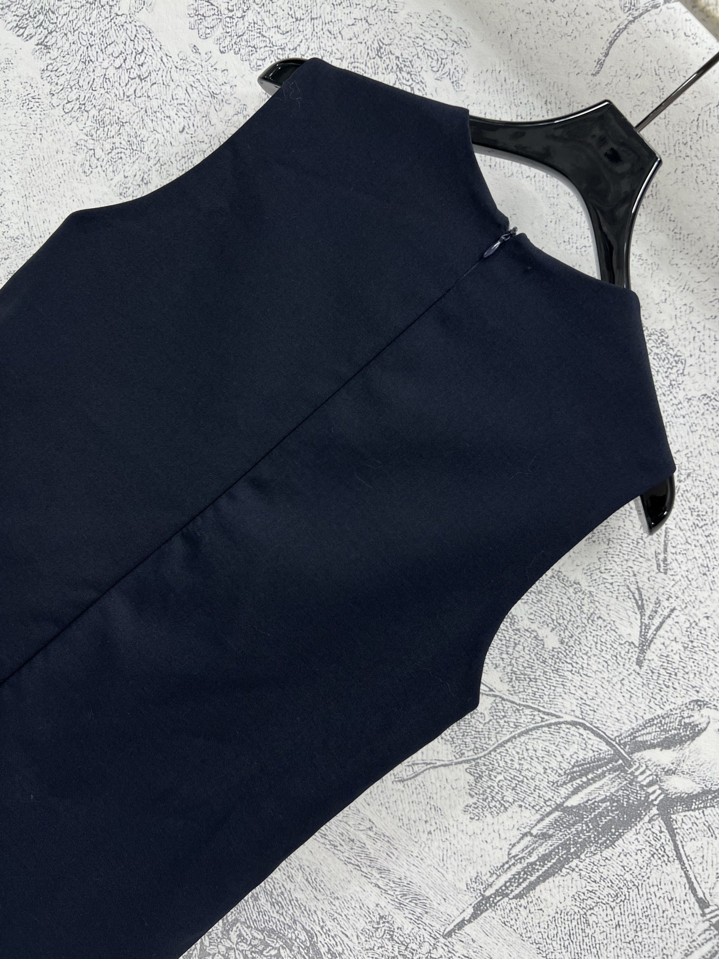 Miu 25春夏新款  背心连衣裙 立体修身的剪裁设计 带点正装的背心拼接设计 胸前定制的字母贴布绣花 