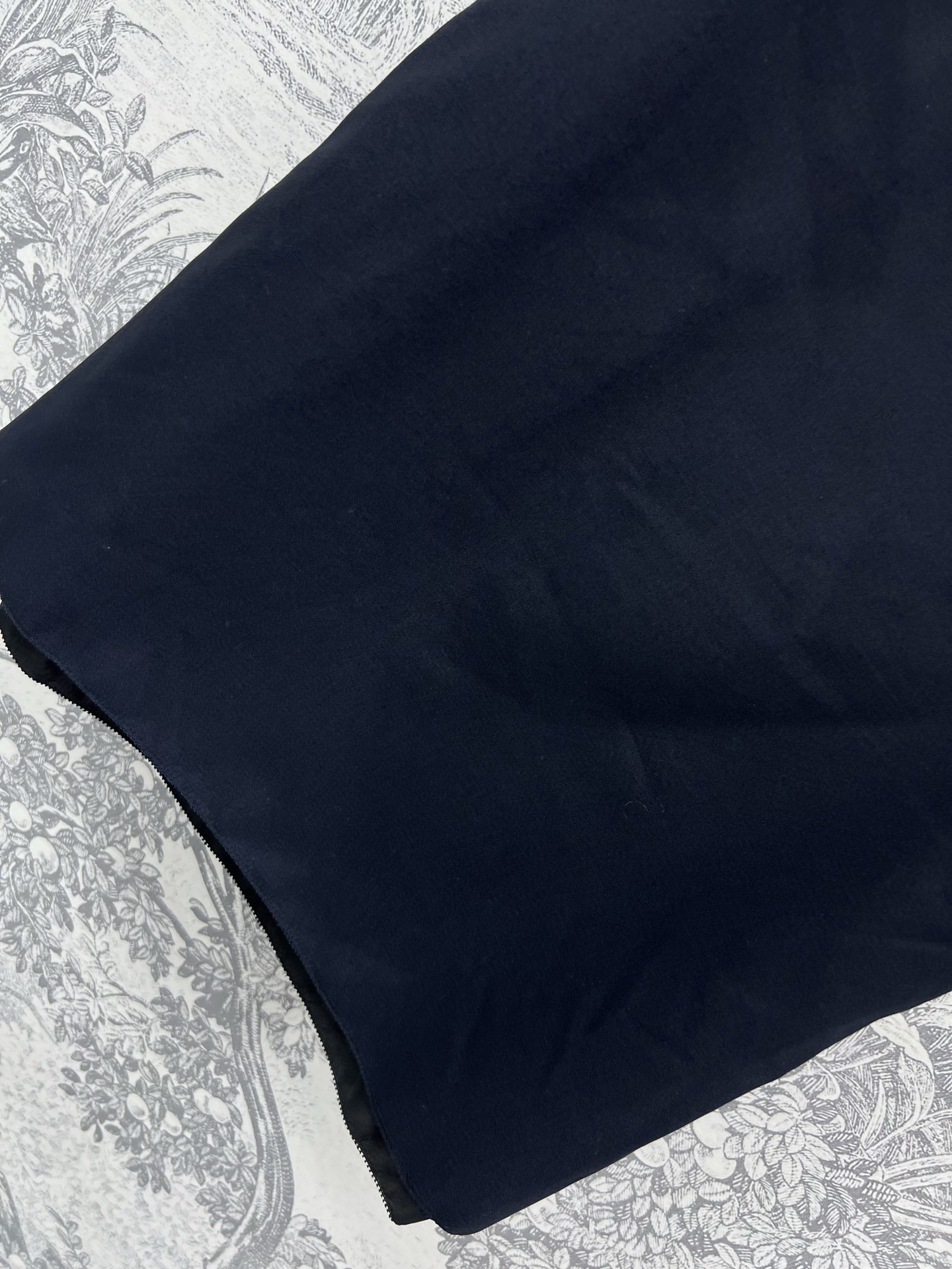 Miu 25春夏新款  背心连衣裙 立体修身的剪裁设计 带点正装的背心拼接设计 胸前定制的字母贴布绣花 
