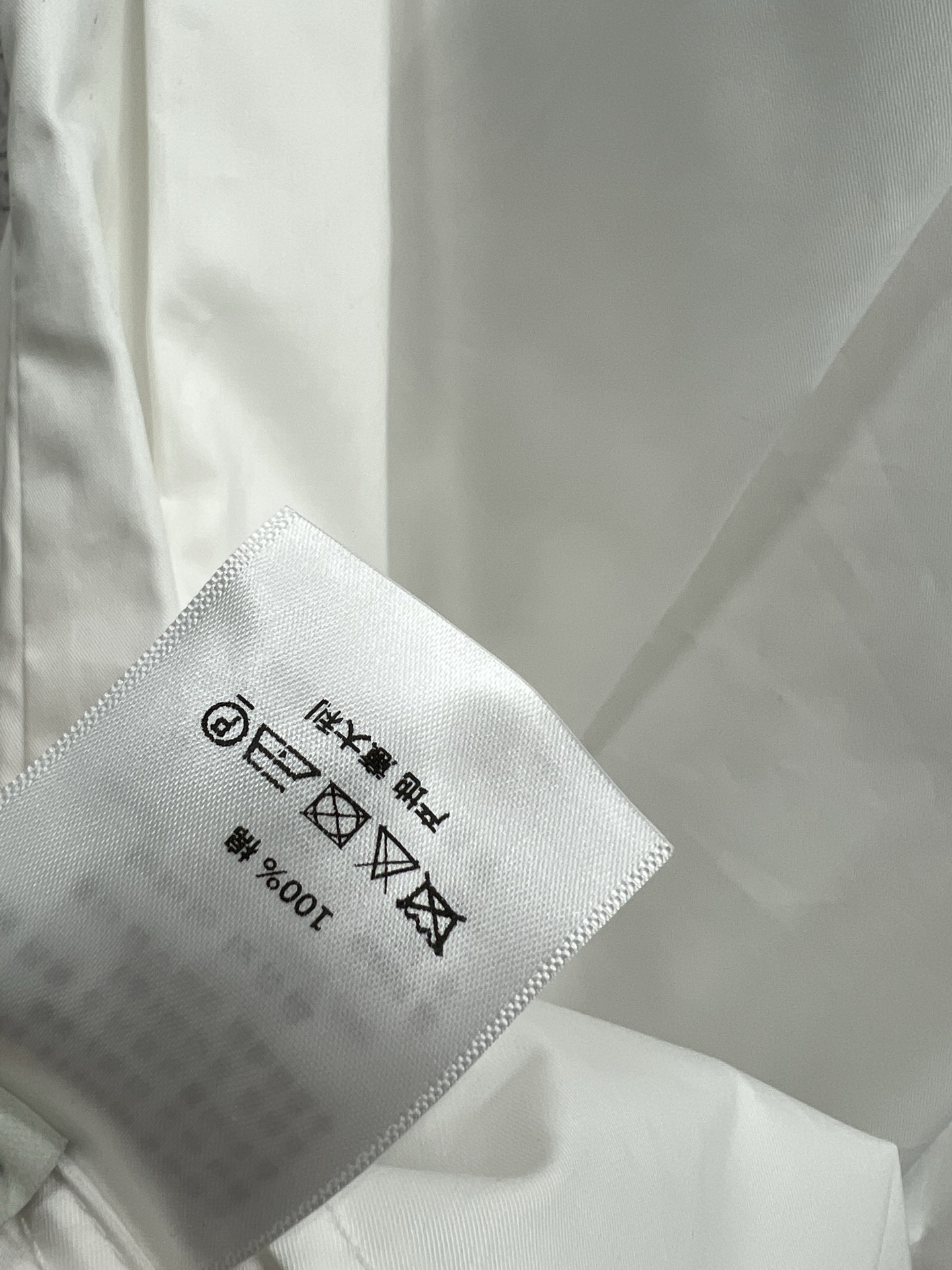 D家 25春夏新款 小蜜蜂字母刺绣无袖衬衣 搭配蝴蝶结腰带 小蜜蜂字母刺绣点缀 低调又时髦 简约的翻领无