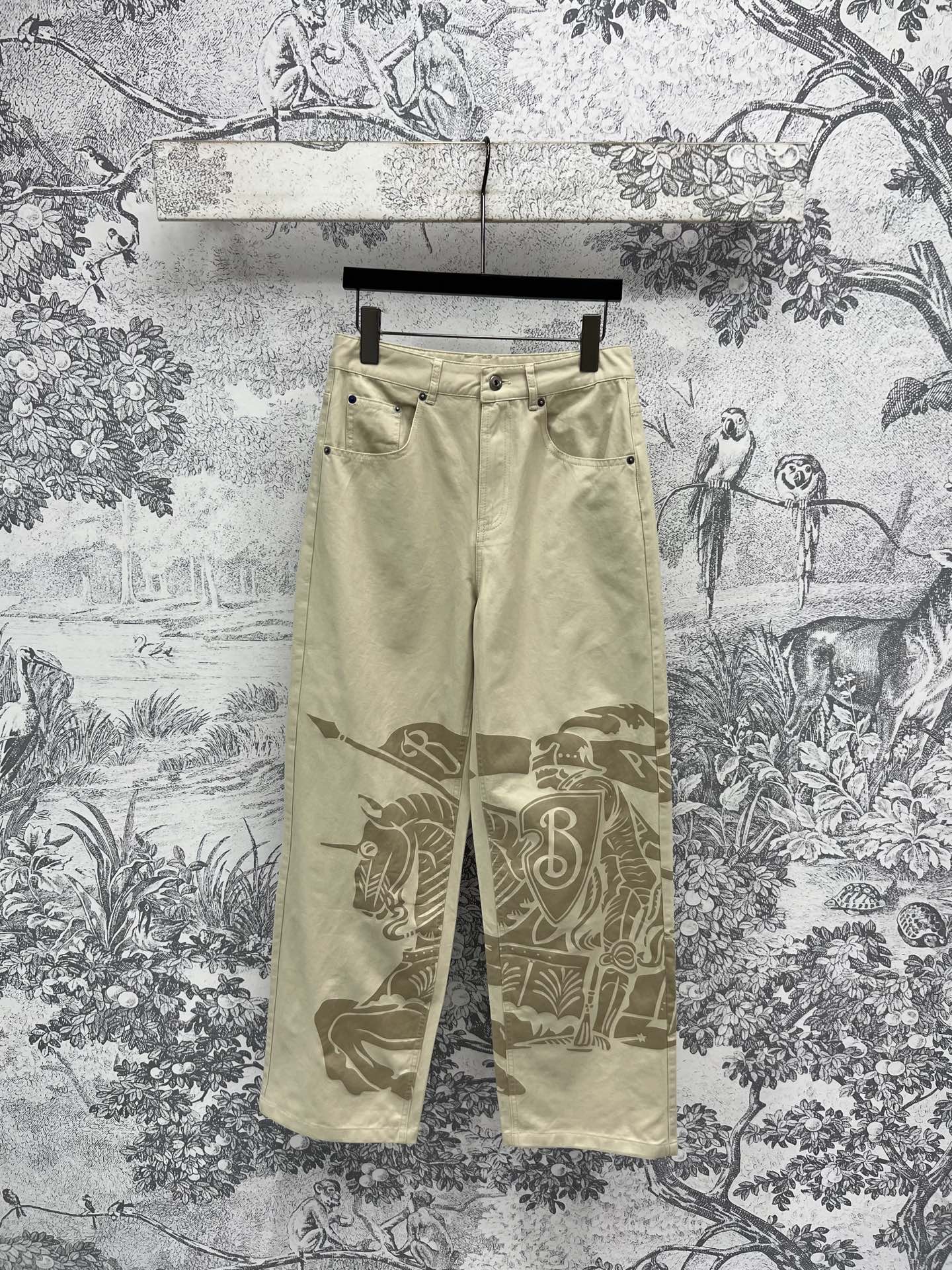 Bur家25春夏新款 卡其色骑士印花系列 夹克外套+吊带背心裙+短裙+阔腿裤 衣身大面积骑士图案印花 彰