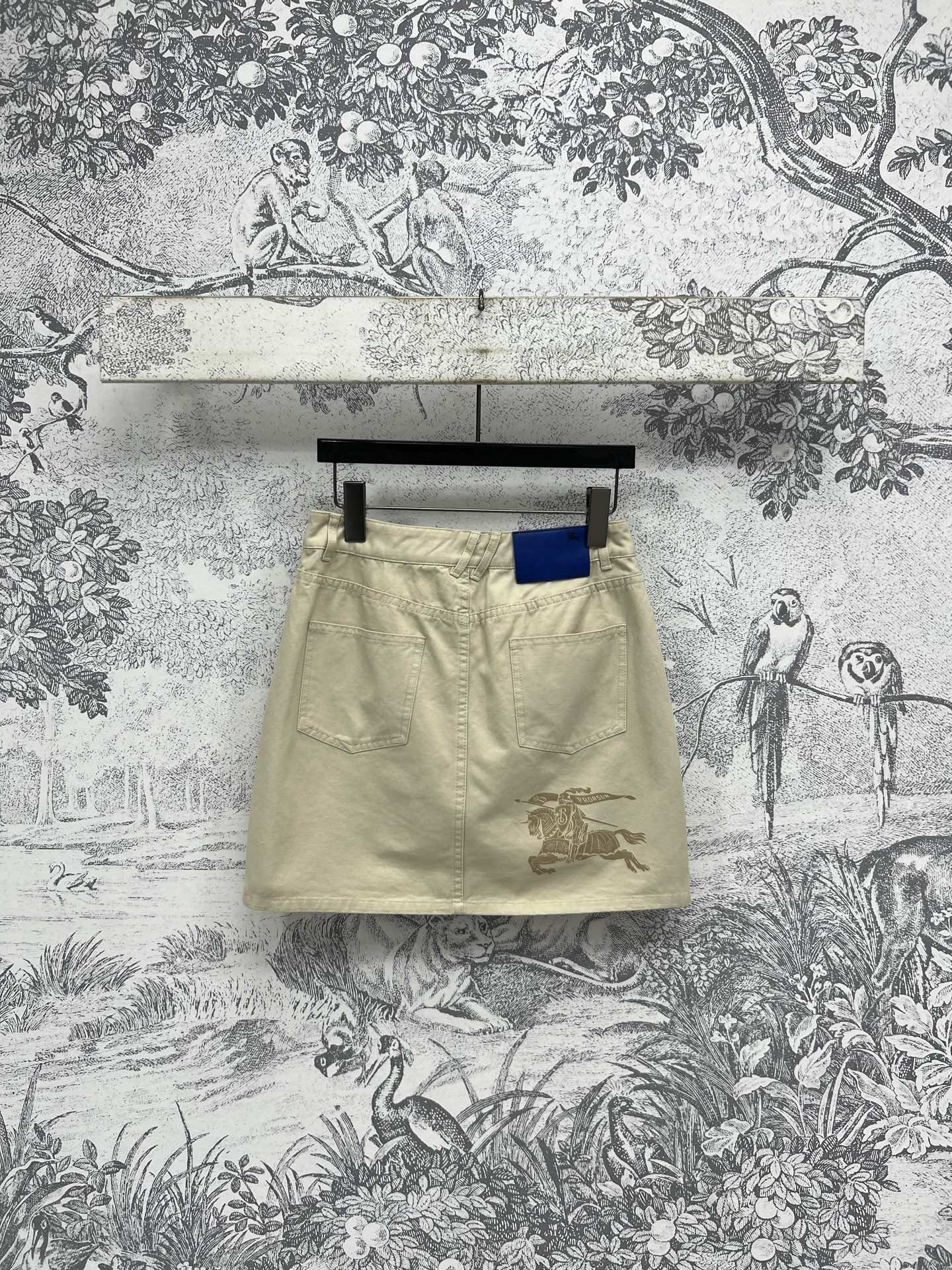 Bur家25春夏新款 卡其色骑士印花系列 夹克外套+吊带背心裙+短裙+阔腿裤 衣身大面积骑士图案印花 彰