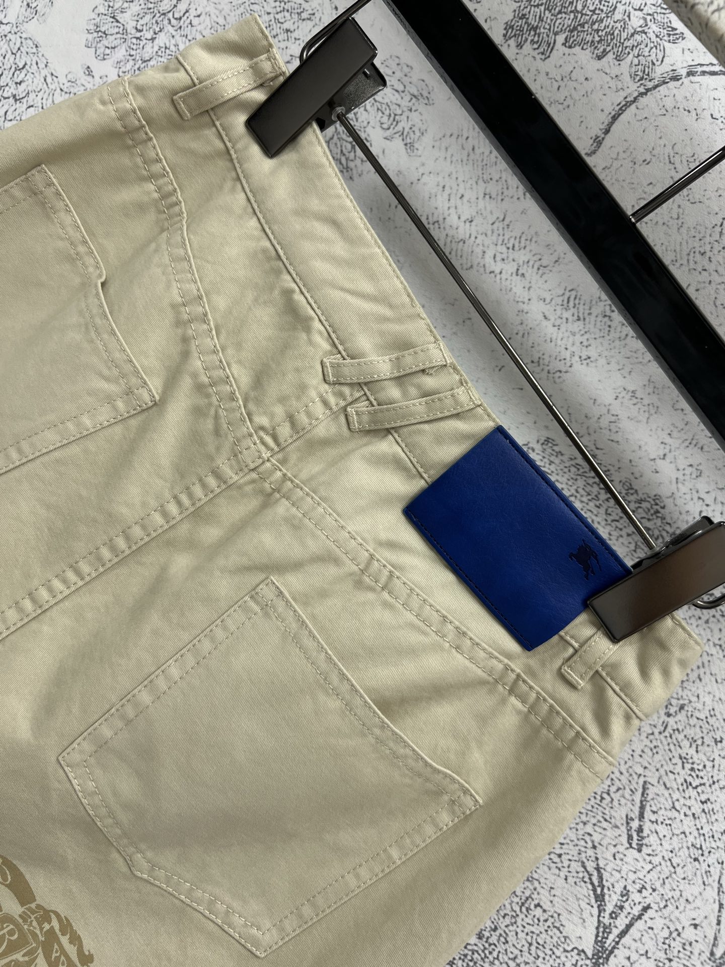 Bur家25春夏新款 卡其色骑士印花系列 夹克外套+吊带背心裙+短裙+阔腿裤 衣身大面积骑士图案印花 彰