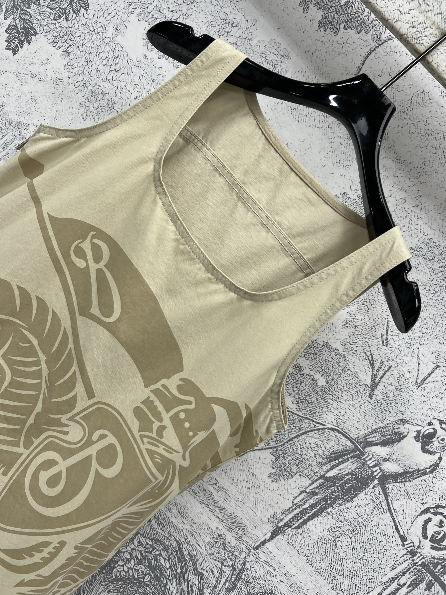 Bur家25春夏新款 卡其色骑士印花系列 夹克外套+吊带背心裙+短裙+阔腿裤 衣身大面积骑士图案印花 彰